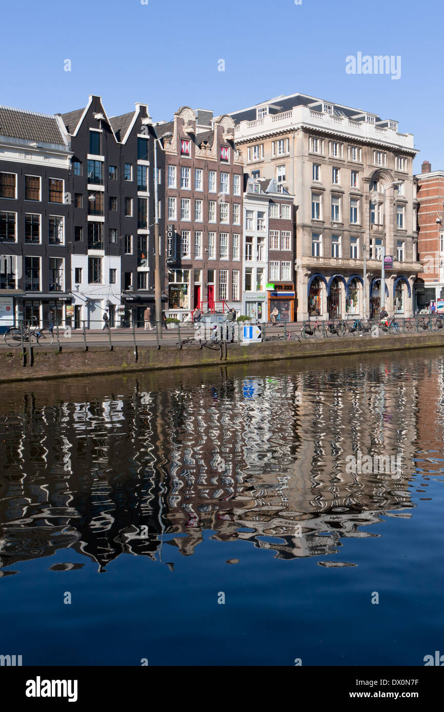 Canale di Amsterdam ed edifici Foto Stock