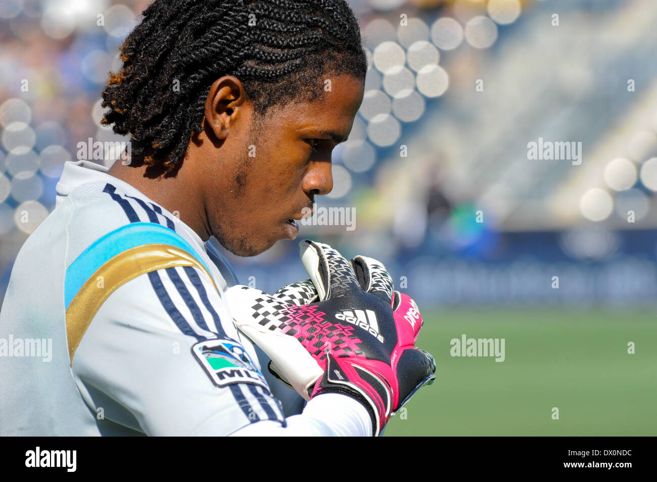 MLS e la nazionale giamaicana di calcio/calcio Philadelphia Union portiere/portiere Andre Blake si concentra durante il riscaldamento pre-partita Chester PA United States of America guanti da portiere bianchi e rosa durante una soleggiata giornata autunnale fuori Philadelphia Foto Stock