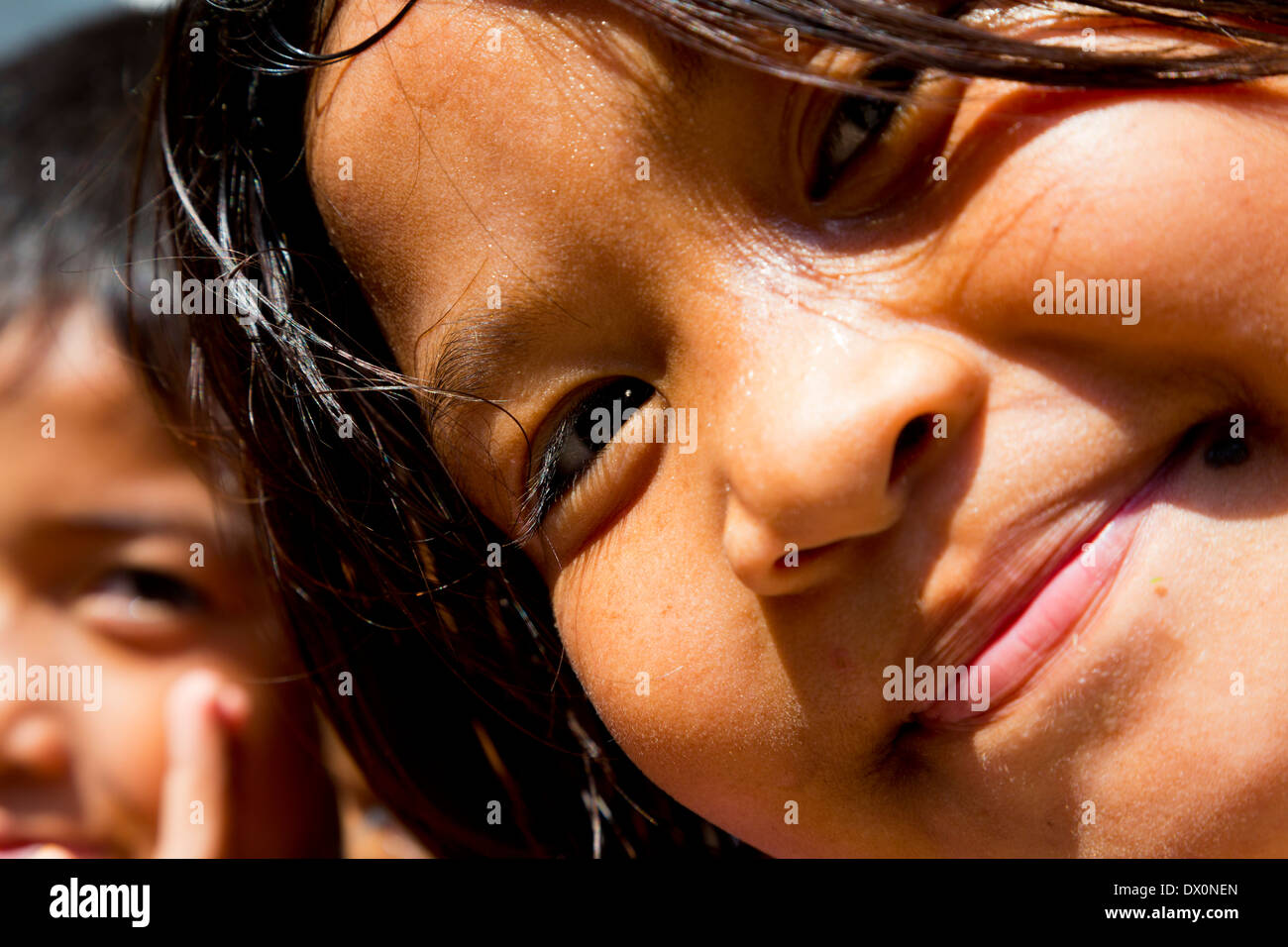 Mare bambini zingari in Chao Ley su Koh Siray, Phuket, Tailandia Foto Stock