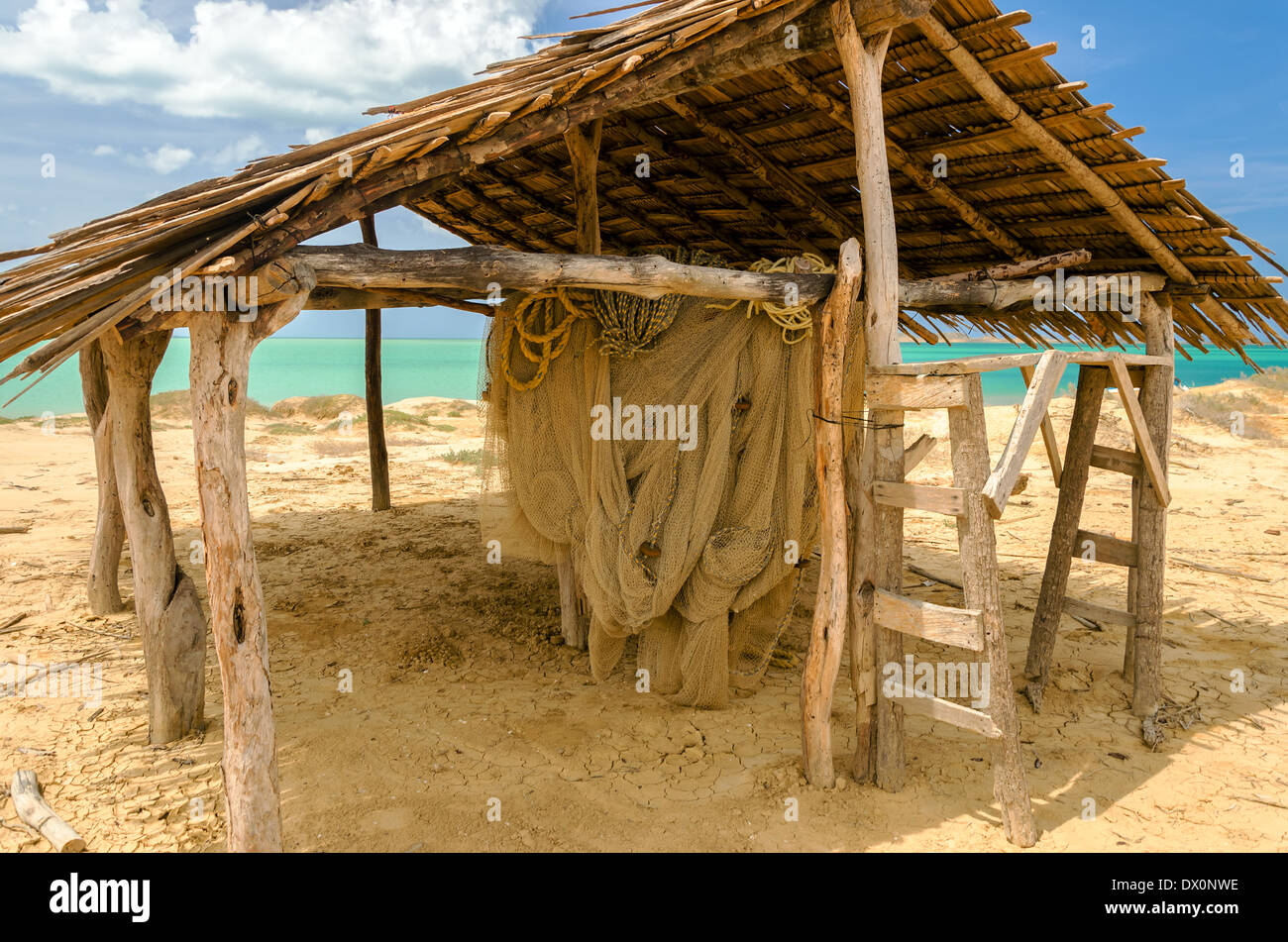 Vecchio weathered capanna in legno accanto al Mar dei Caraibi Foto Stock