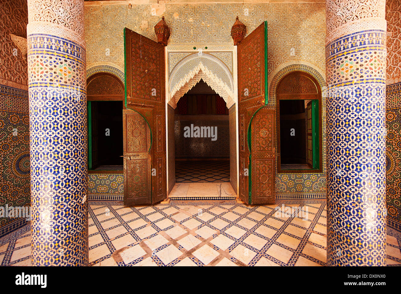 Berber Mocarabe nido lavori in gesso e Zellige piastrelle decorative del cortile interno del Kashah di Telouet, Marocco Foto Stock