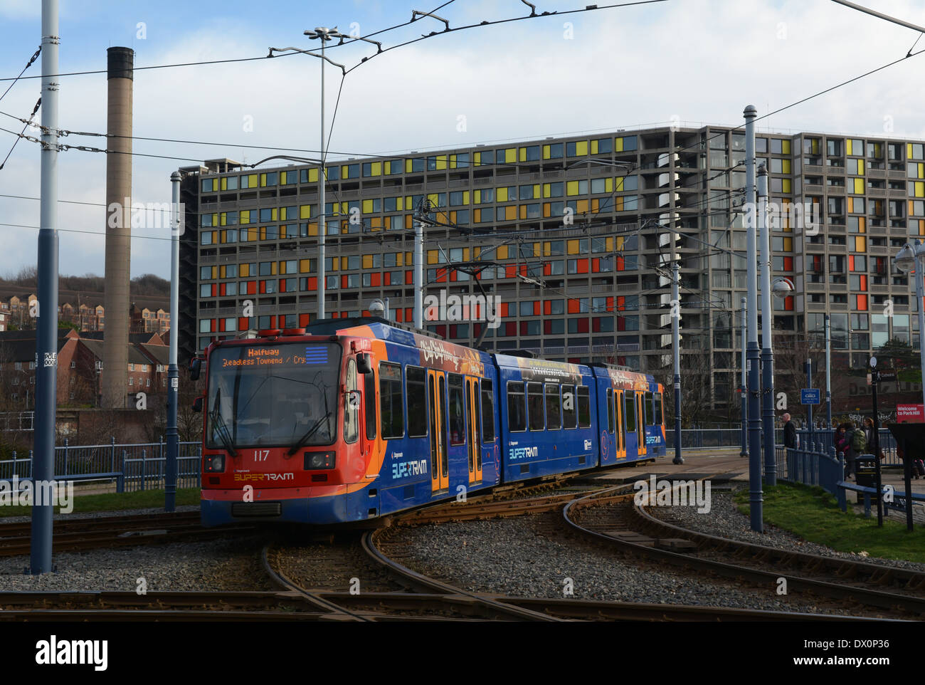 Park Hill Architecture & Supertram dalla città di Sheffield, England, Regno Unito Foto Stock