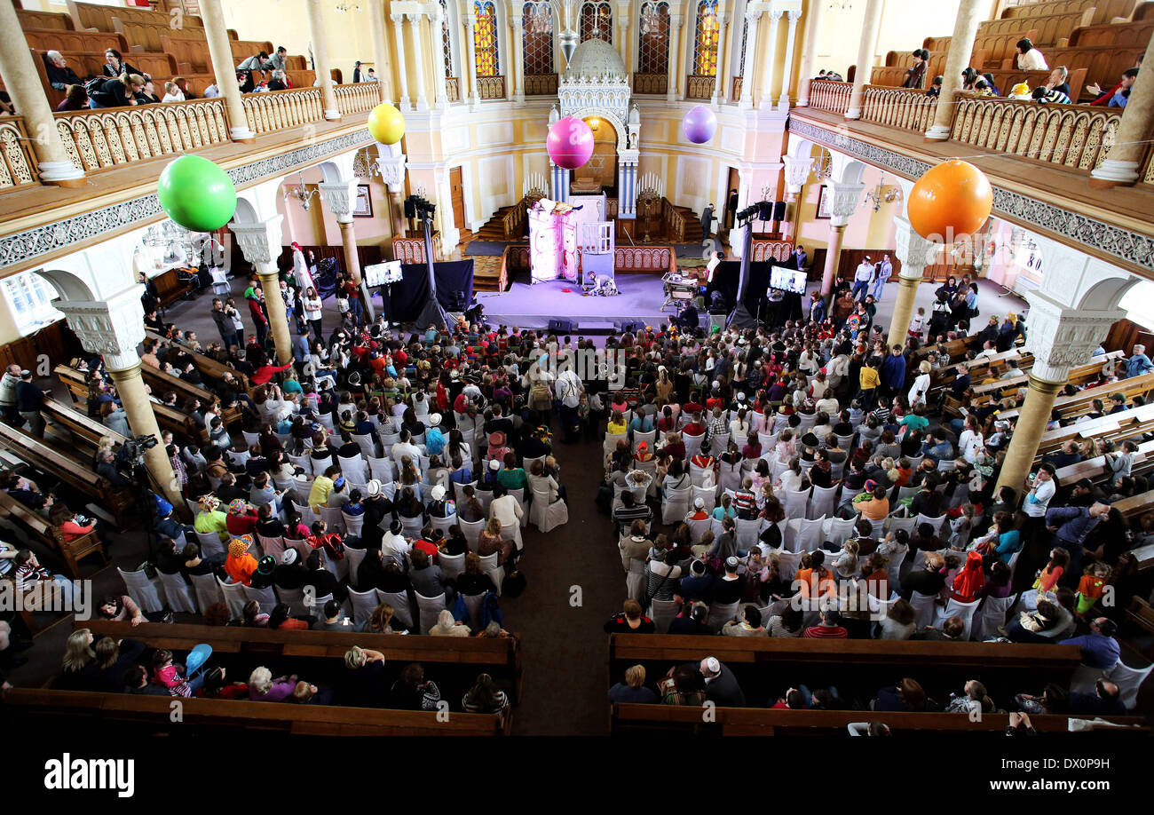 San Pietroburgo, Russia. 16 Mar, 2014. Nella grande sinagoga corale è stata una festa ebraica ''Purim Circus'', per bambini 4-12 anni e i loro genitori. Circus ha mostrato di nuovo la classica storia del re Assuero, Haman, Mardocheo ed ester. Credito: Andrey Pronin/ZUMAPRESS.com/Alamy Live News Foto Stock