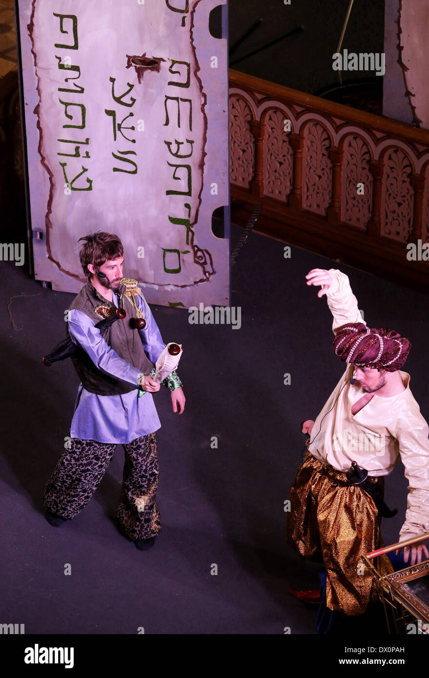 San Pietroburgo, Russia. 16 Mar, 2014. Nella grande sinagoga corale è stata una festa ebraica ''Purim Circus'', per bambini 4-12 anni e i loro genitori. Circus ha mostrato di nuovo la classica storia del re Assuero, Haman, Mardocheo ed ester. Credito: Andrey Pronin/ZUMAPRESS.com/Alamy Live News Foto Stock