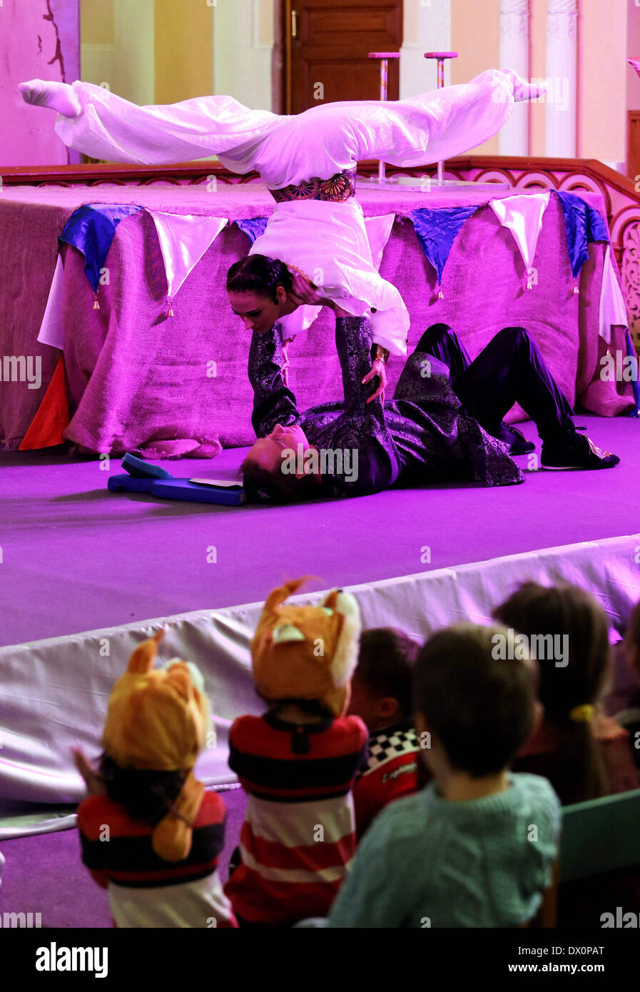 San Pietroburgo, Russia. 16 Mar, 2014. Nella grande sinagoga corale è stata una festa ebraica ''Purim Circus'', per bambini 4-12 anni e i loro genitori. Circus ha mostrato di nuovo la classica storia del re Assuero, Haman, Mardocheo ed ester. Credito: Andrey Pronin/ZUMAPRESS.com/Alamy Live News Foto Stock