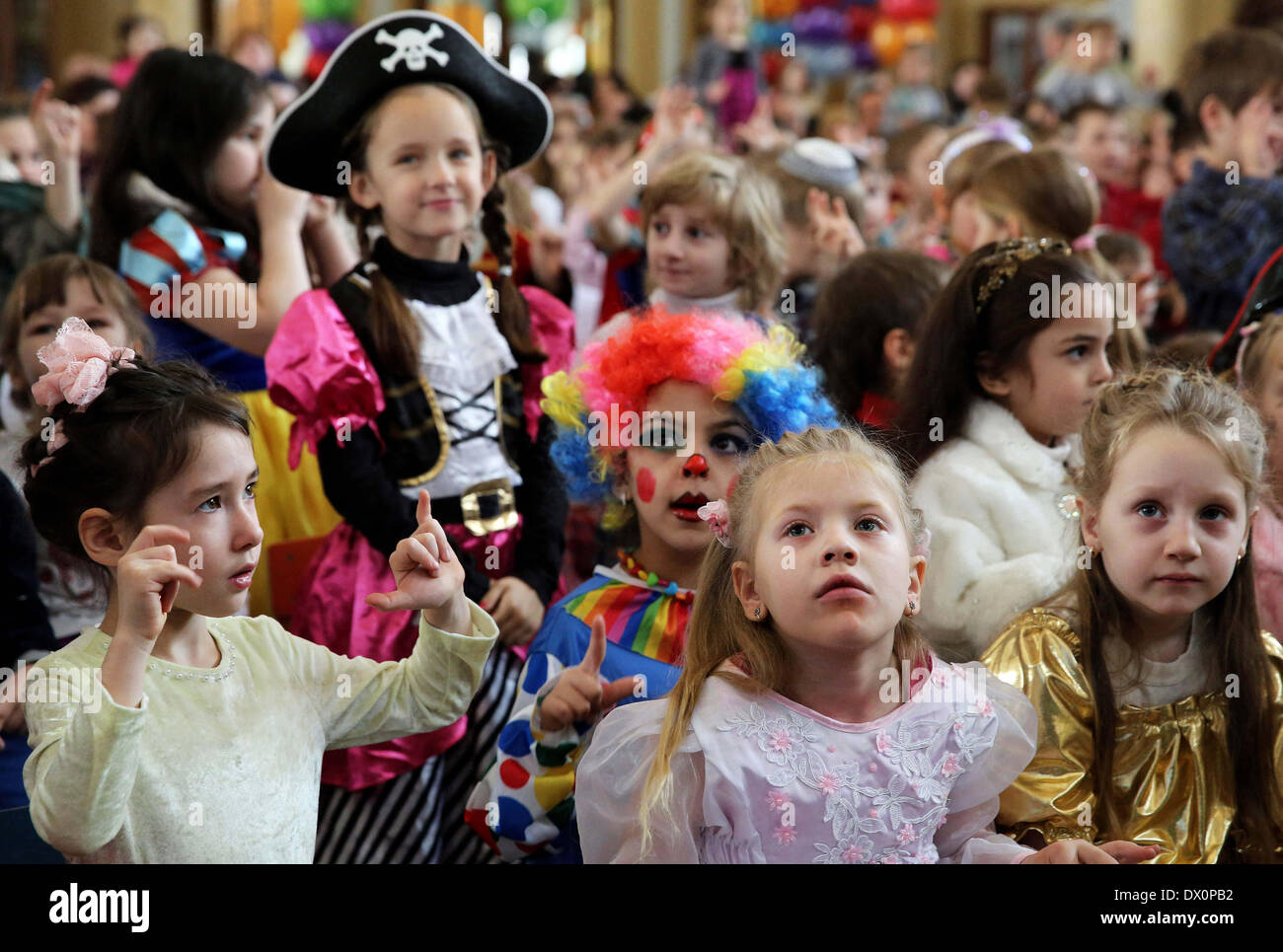 San Pietroburgo, Russia. 16 Mar, 2014. Nella grande sinagoga corale è stata una festa ebraica ''Purim Circus'', per bambini 4-12 anni e i loro genitori. Circus ha mostrato di nuovo la classica storia del re Assuero, Haman, Mardocheo ed ester. Credito: Andrey Pronin/ZUMAPRESS.com/Alamy Live News Foto Stock