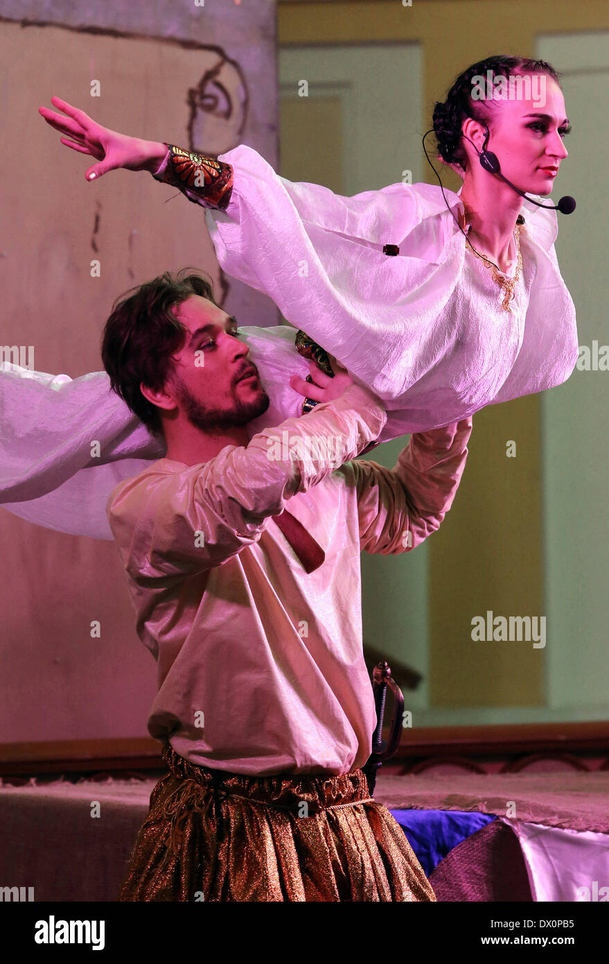 San Pietroburgo, Russia. 16 Mar, 2014. Nella grande sinagoga corale è stata una festa ebraica ''Purim Circus'', per bambini 4-12 anni e i loro genitori. Circus ha mostrato di nuovo la classica storia del re Assuero, Haman, Mardocheo ed ester. Credito: Andrey Pronin/ZUMAPRESS.com/Alamy Live News Foto Stock