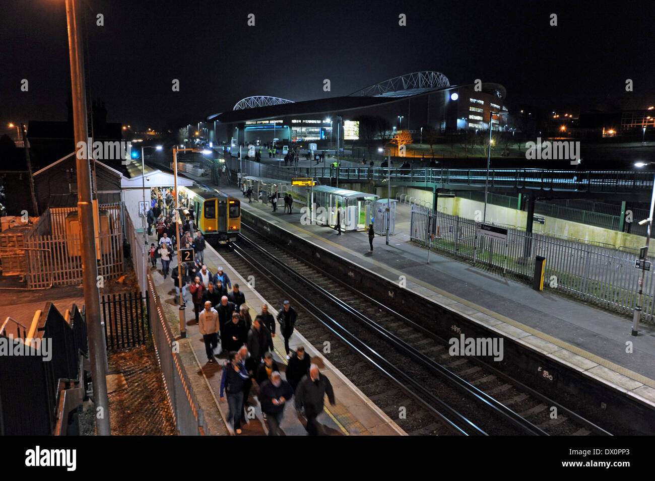 Gli appassionati di calcio di arrivare alla stazione di Falmer dalla American Express Community allo stadio di calcio di Brighton e Hove Albion REGNO UNITO Foto Stock