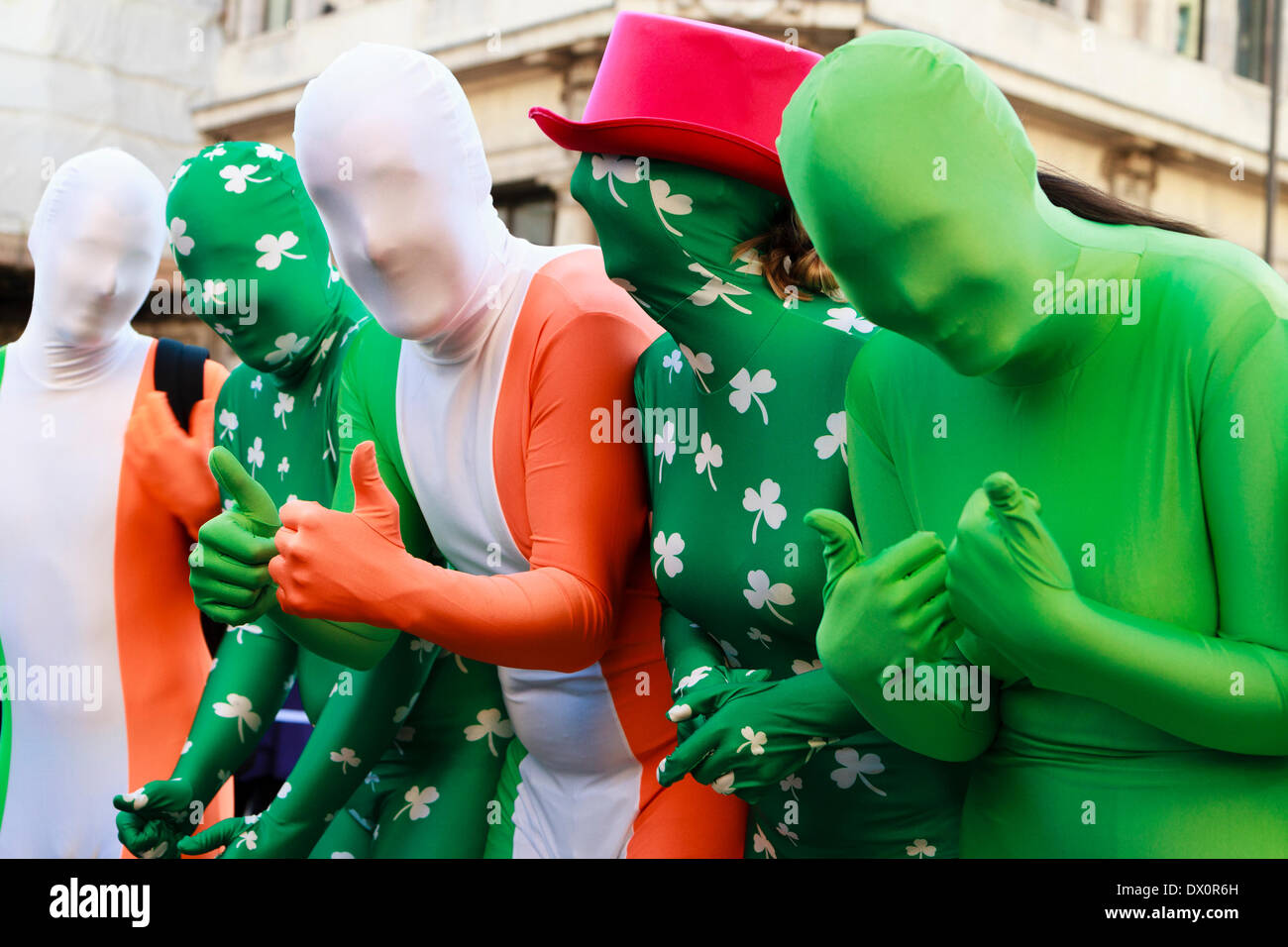 Gruppo di persone che indossano a tema Irlandese body pone durante San Paricks parata del giorno, Londra. Foto Stock