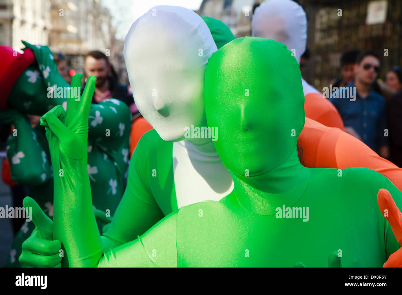 Gruppo di persone che indossano a tema Irlandese morphsuits pongono durante San Patrizio parata del giorno. Londra. Foto Stock