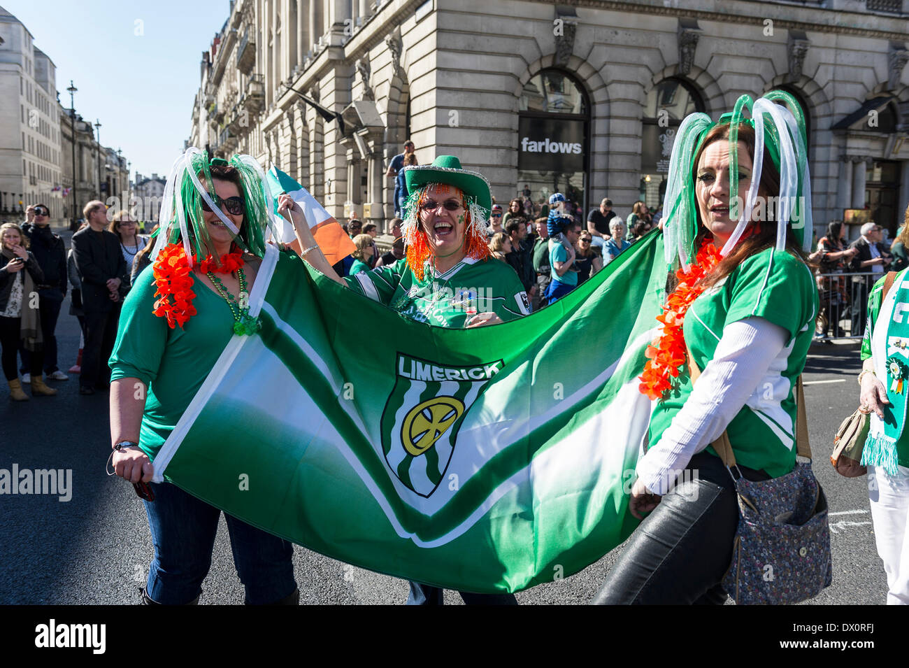 Londra, Regno Unito. Il 16 marzo 2014. Tre donne irlandesi celebrano durante l annuale il giorno di san Patrizio parade di Londra. Fotografo: Gordon Scammell/Alamy Live News Foto Stock