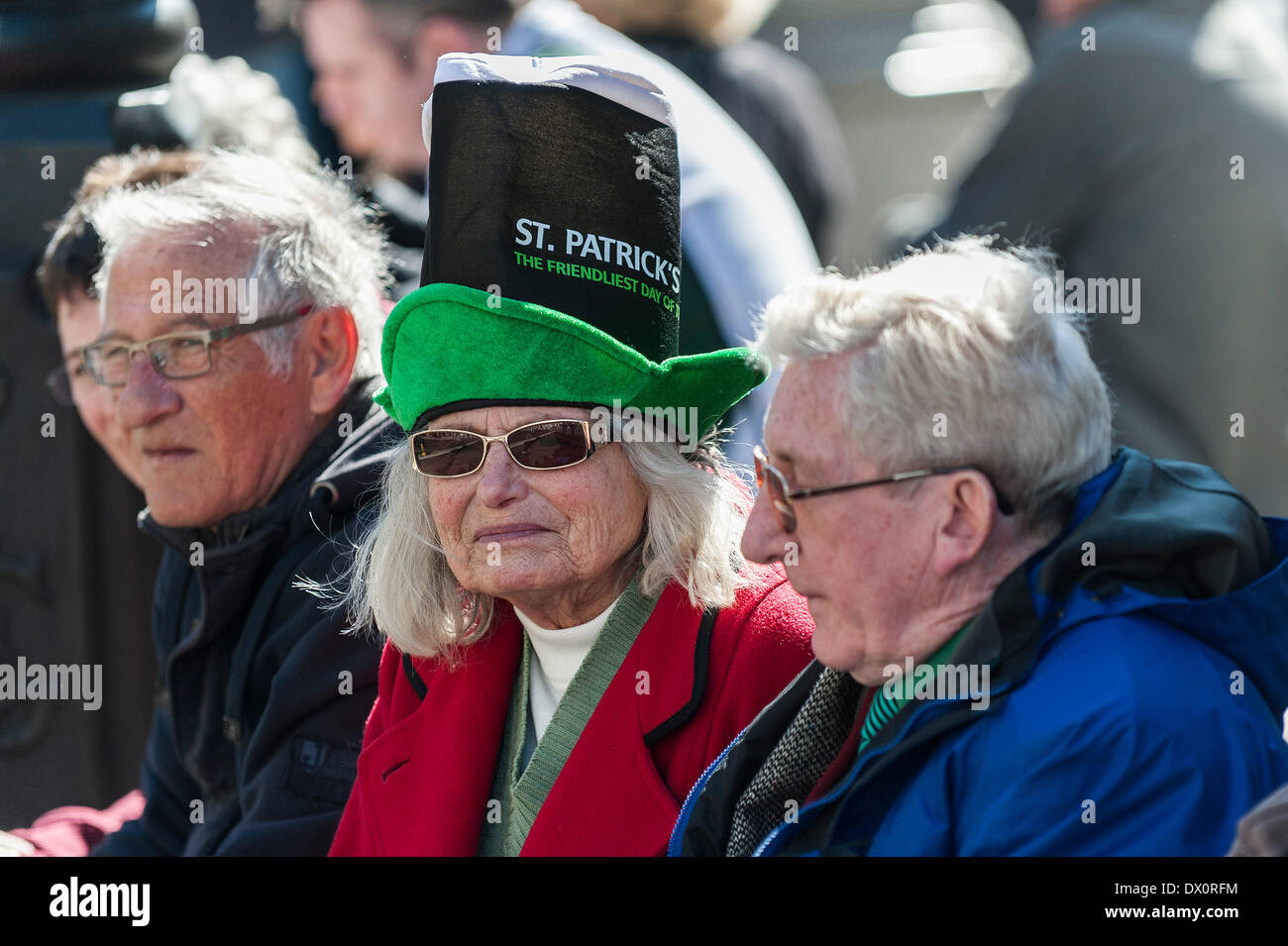Londra, Regno Unito. Il 16 marzo 2014. Un'anziana donna che indossa un Irish novità hat come lei guarda l annuale il giorno di San Patrizio parade di Londra. Fotografo: Gordon Scammell/Alamy Live News Foto Stock
