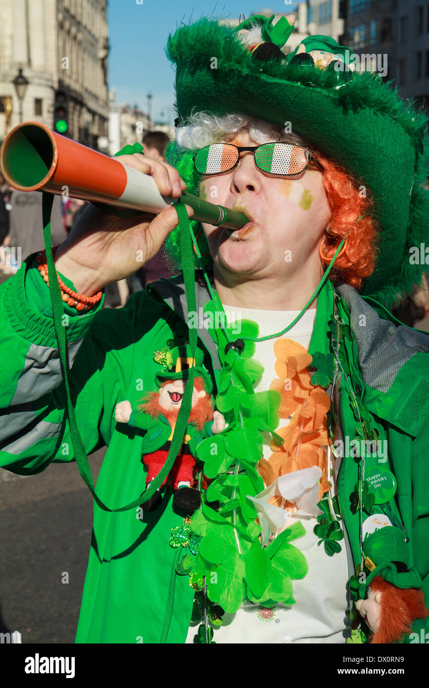 Una Donna vestita di colori irlandese a celebra la festa di San Patrizio a  Londra Foto stock - Alamy