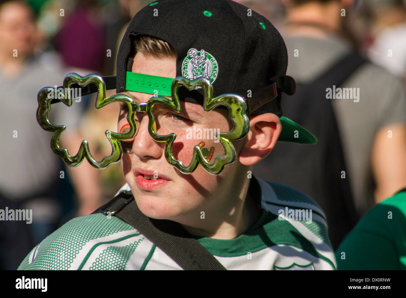 Il giorno di San Patrizio celebrazioni a Londra. Nella foto: il giovane ragazzo che indossa il shamrock novità a forma di occhiali durante St.Patrick's Day parade. Foto Stock