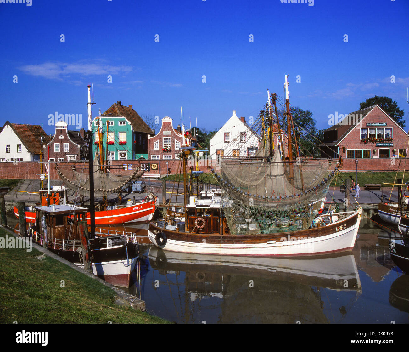 Gamberetti le barche nel porto di Greetsiel, Frisia orientale, Germania settentrionale, Germania Foto Stock