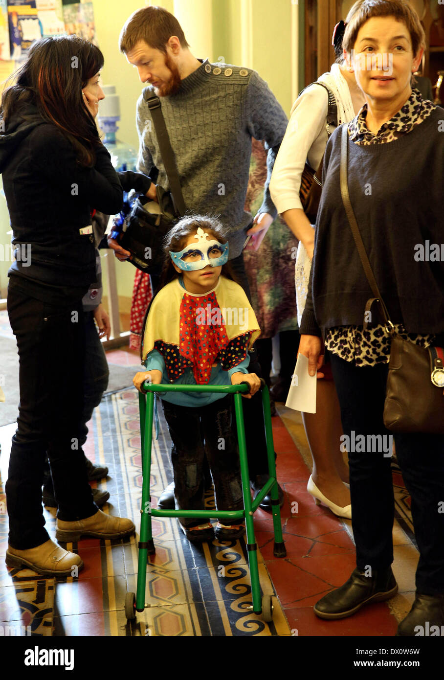 San Pietroburgo, Russia. 16 Mar, 2014. Nella grande sinagoga corale è stata una festa ebraica ''Purim Circus'', per bambini 4-12 anni e i loro genitori. Circus ha mostrato di nuovo la classica storia del re Assuero, Haman, Mardocheo ed ester. Credito: Andrey Pronin/NurPhoto/ZUMAPRESS.com/Alamy Live News Foto Stock