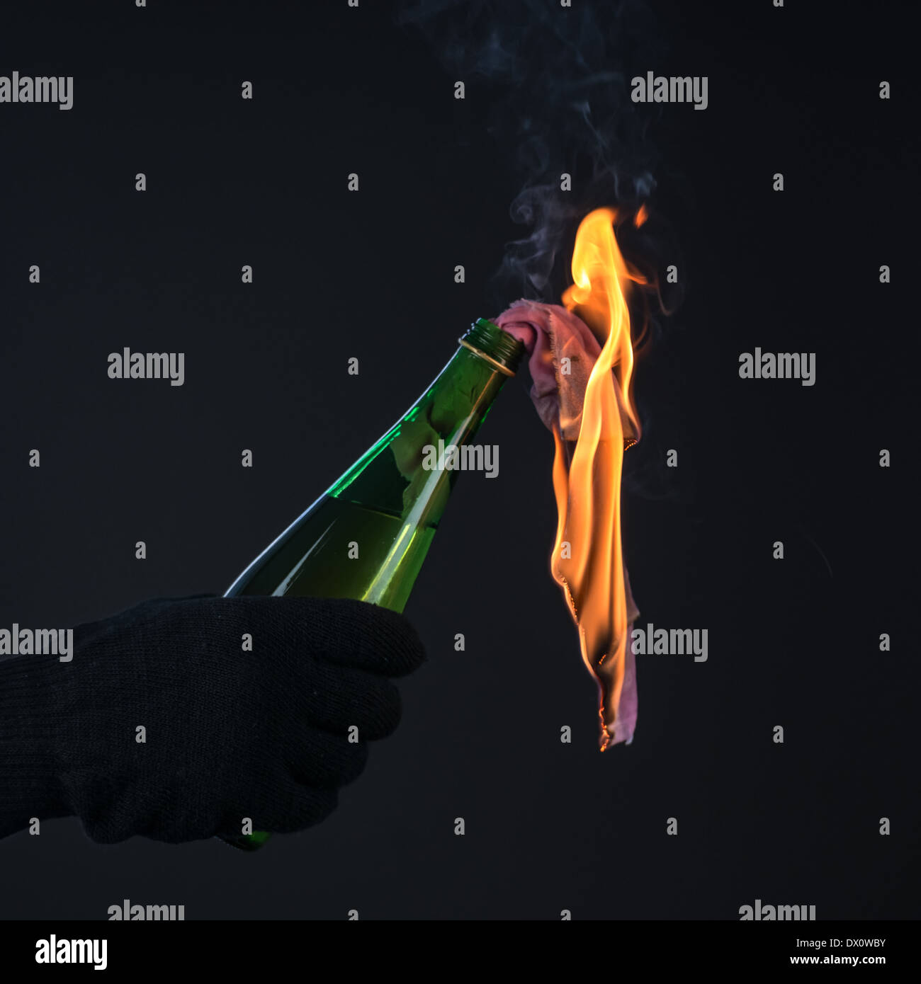 Molotov cocktail in mano attivista Foto Stock
