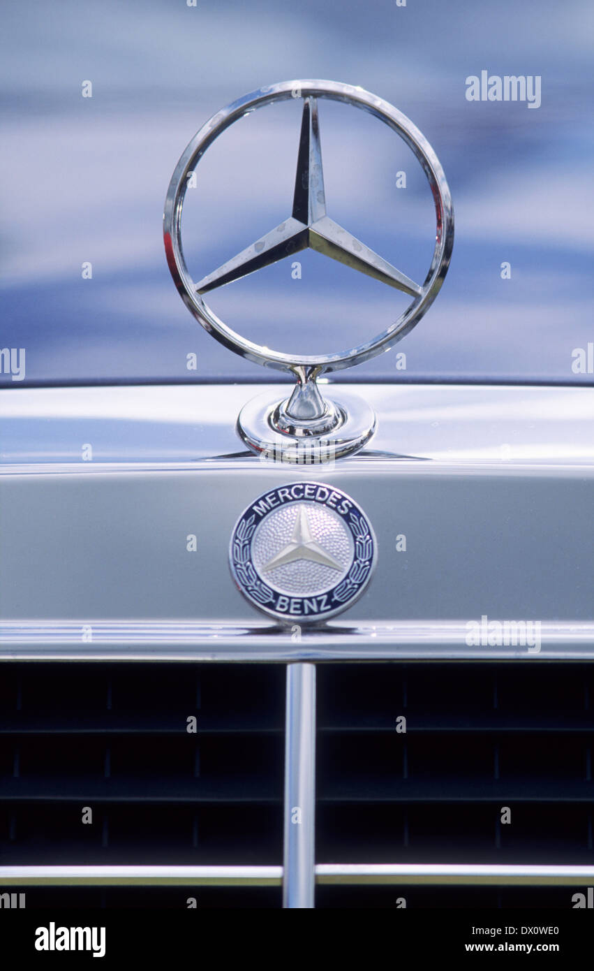 Mercedes Benz insegne sul cofano della macchina Foto stock - Alamy