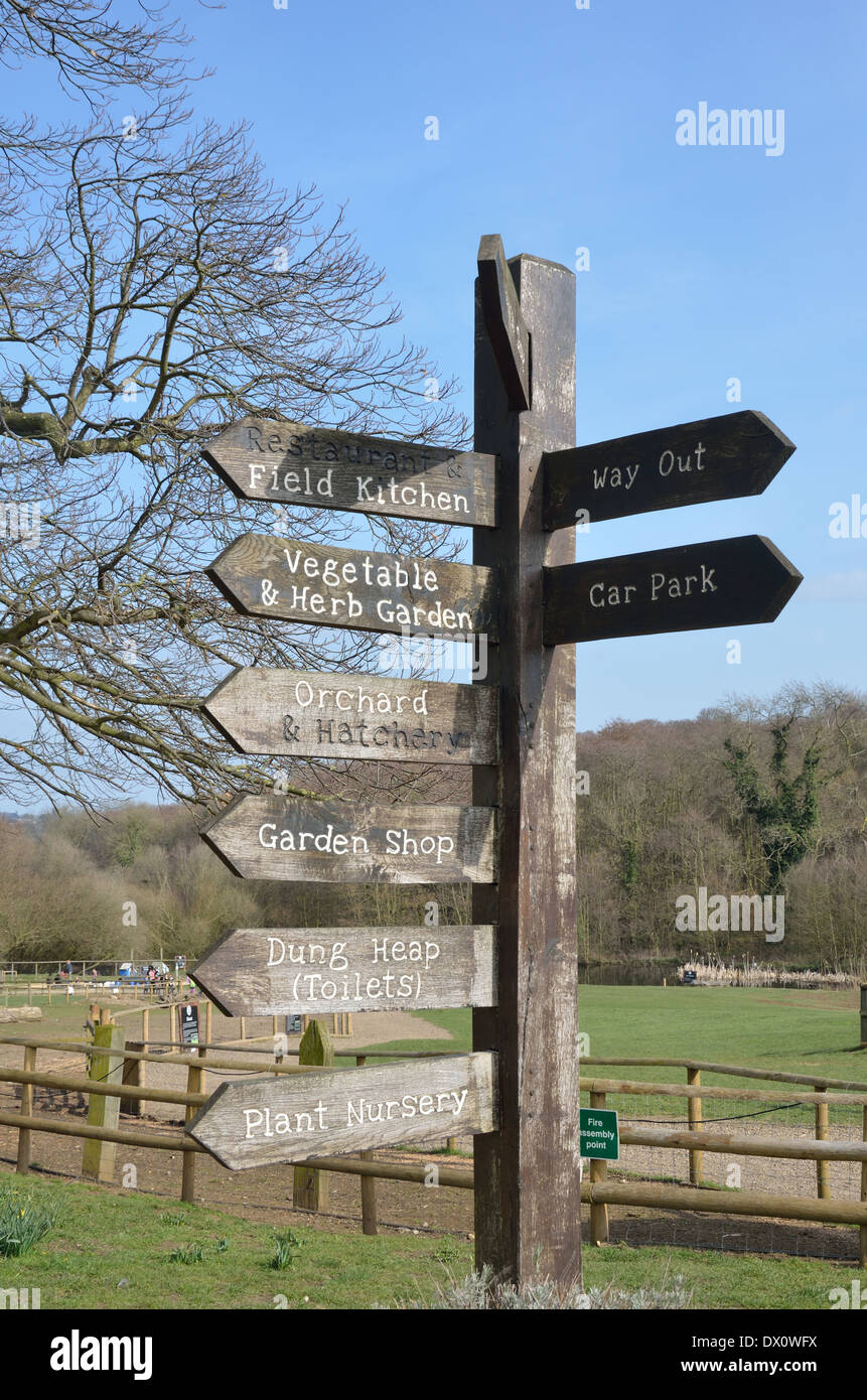 Cartello in legno a Jimmy's Farm suffolk East Anglia Foto Stock