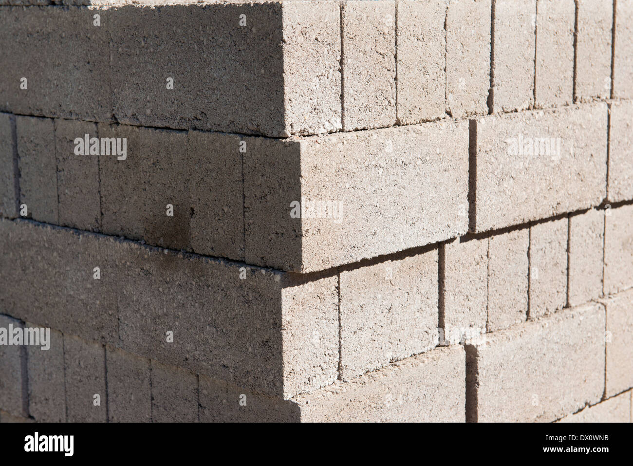 Una pila di blocchi di brezza su un sito in costruzione Foto Stock
