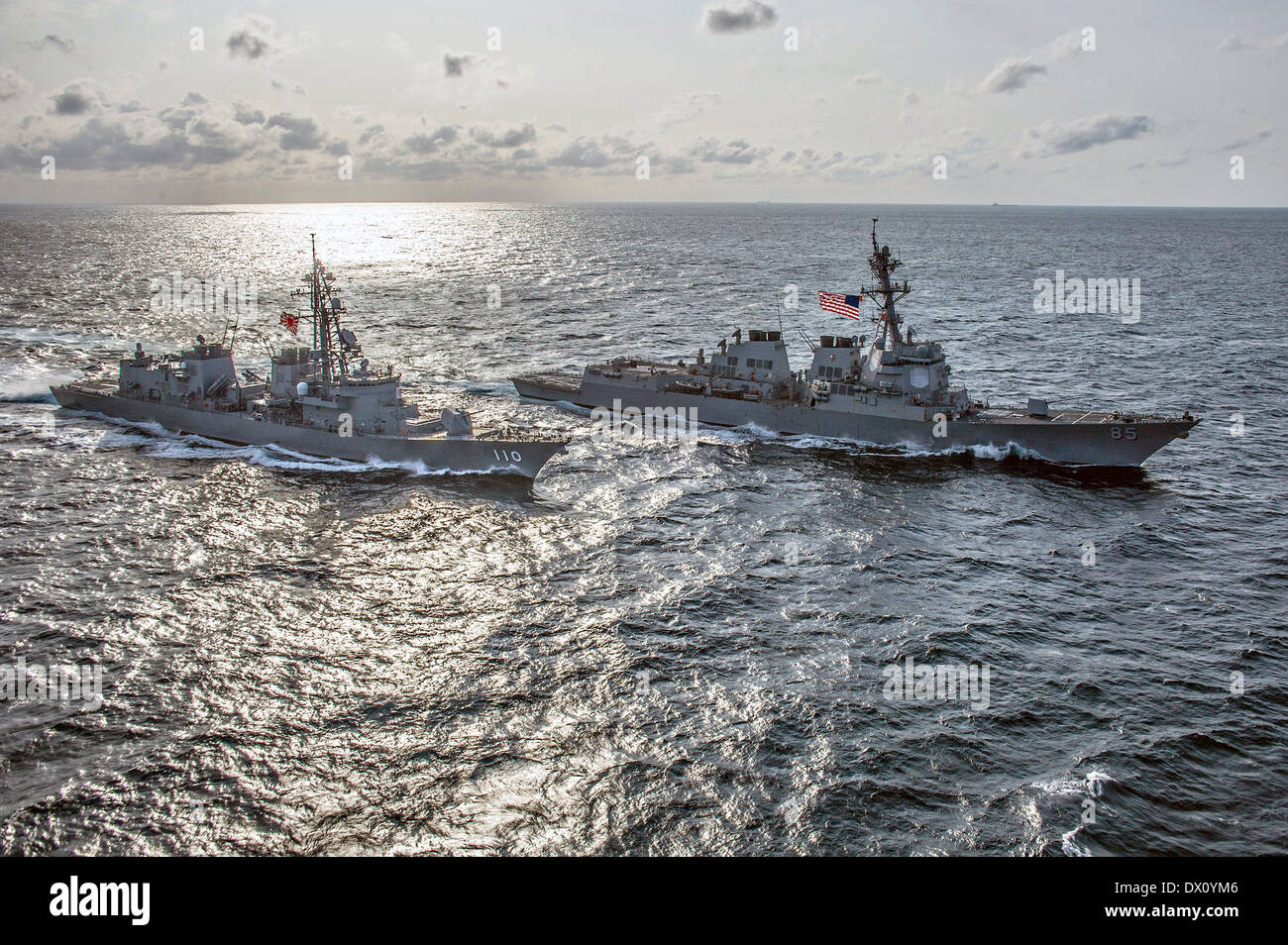 Giappone marittimo Forza di Autodifesa destroyer Takanami vele a fianco del Navy US Arleigh Burke-class missile destroyer USS McCampbell durante la formazione congiunta Marzo 09, 2014 nel Mare delle Filippine. Foto Stock