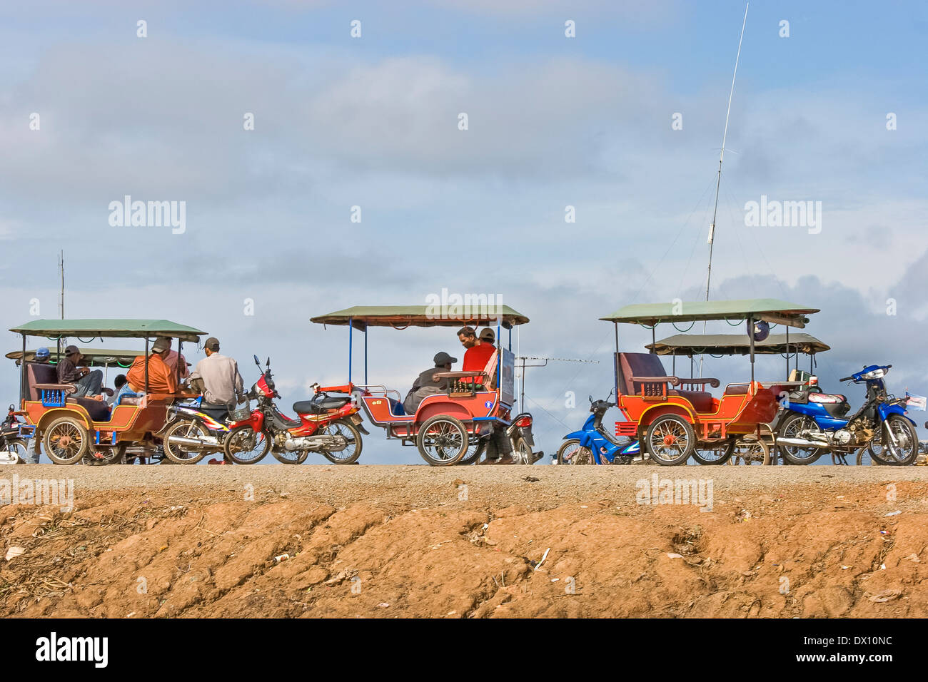 Tuk tuk (trishaw)t axi autisti, in attesa di noleggio, relax e chat da Tonle SAP Lake, riva vicino Siem Reap, Cambogia, 2009. Foto Stock Tuk tuk (trishaw)t axi autisti, in attesa di noleggio, relax e chat da Tonle SAP Lake, riva vicino Siem Reap, Cambogia, 2009. Foto Stock