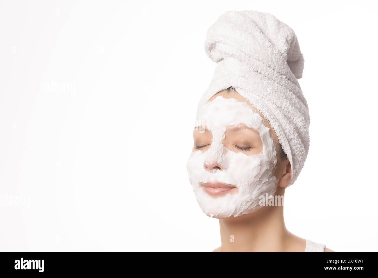 Donna sorridente in una maschera per il viso Foto Stock