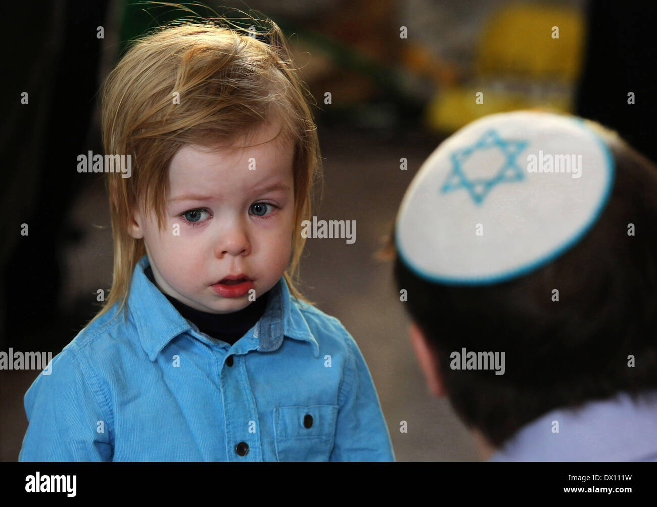 San Pietroburgo, Russia. 16 Mar, 2014. Nella grande sinagoga corale è stata una festa ebraica ''Purim Circus'', per bambini 4-12 anni e i loro genitori. Circus ha mostrato di nuovo la classica storia del re Assuero, Haman, Mardocheo ed ester. © Andrey Pronin/ZUMAPRESS.com/Alamy Live News Foto Stock