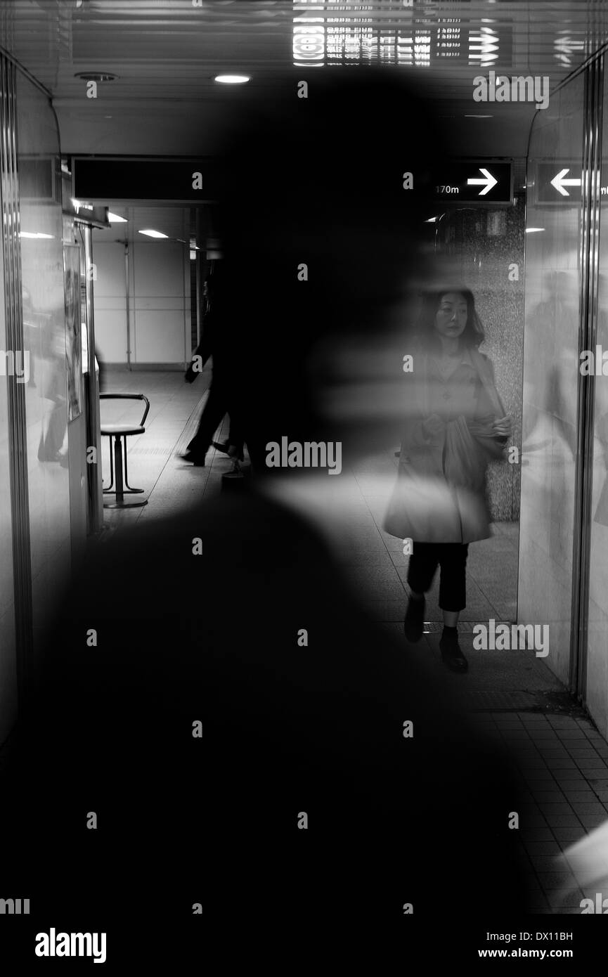 La gente camminare, la metropolitana di Shinjuku, Tokyo, Giappone Foto Stock