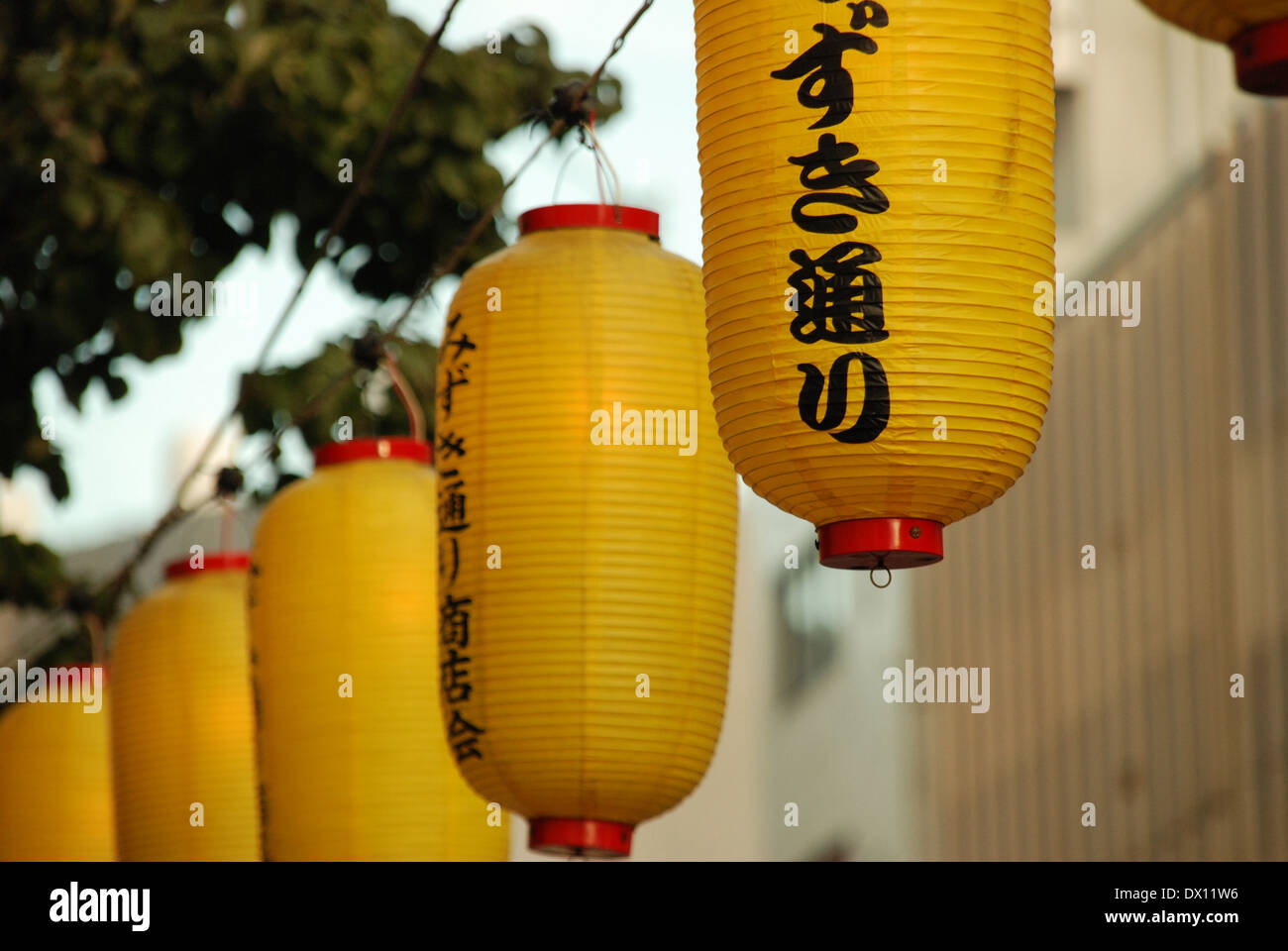 Lanterne di carta durante la Yamato matsuri festival, nella prefettura di Kanagawa, Giappone Foto Stock