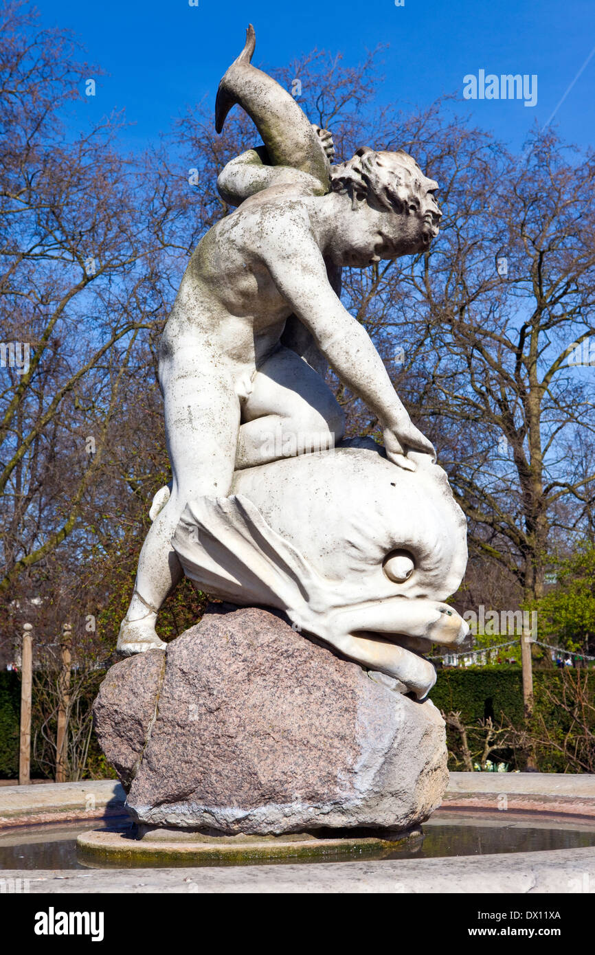 Alexander Munro. Il ragazzo con un delfino scultura in Hyde Park, Londra. Foto Stock