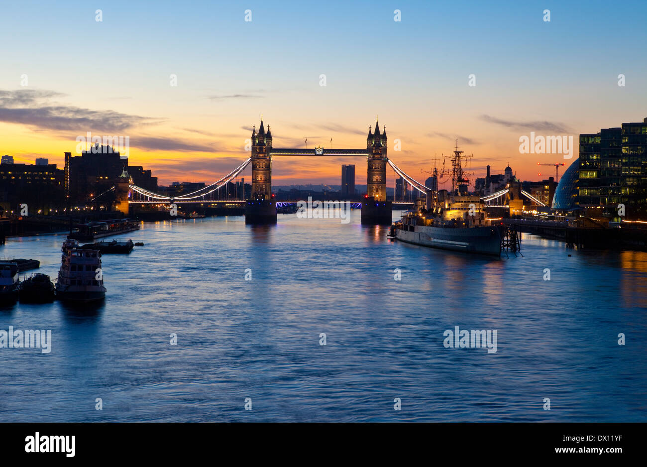 Sunrise a Londra con il Tower Bridge, HMS Belfast City Hall e il fiume Tamigi in primo piano. Foto Stock