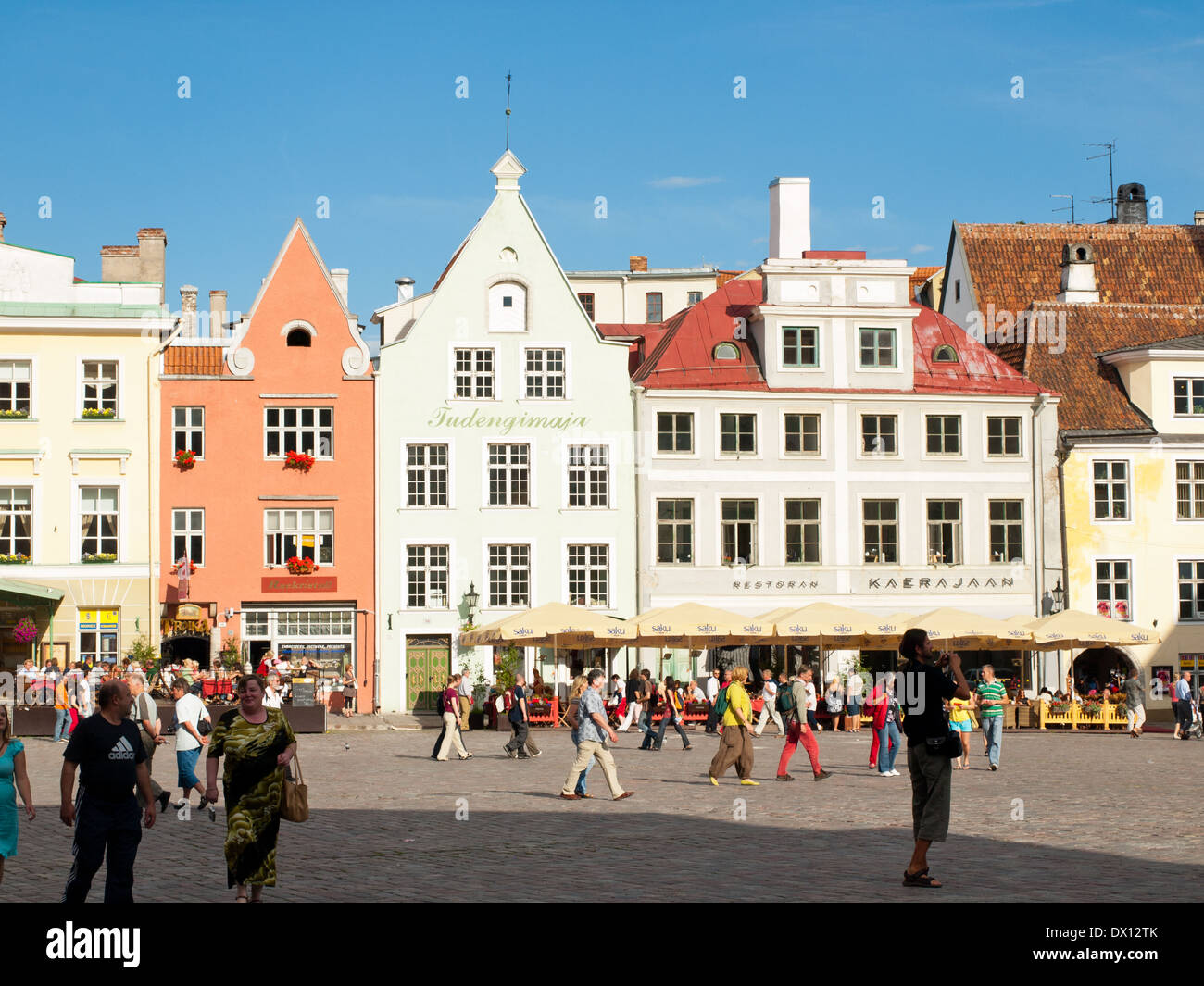 Una vista di Raekoja plats (Piazza del Municipio, in inglese) nel centro della città vecchia di Tallinn a Tallinn in Estonia. Foto Stock