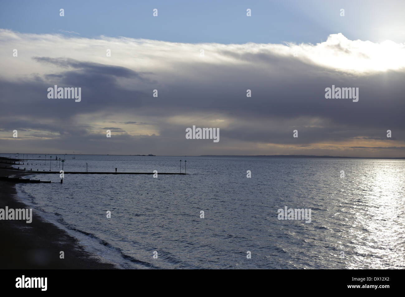 Inverno mattina spiaggia scena Foto Stock