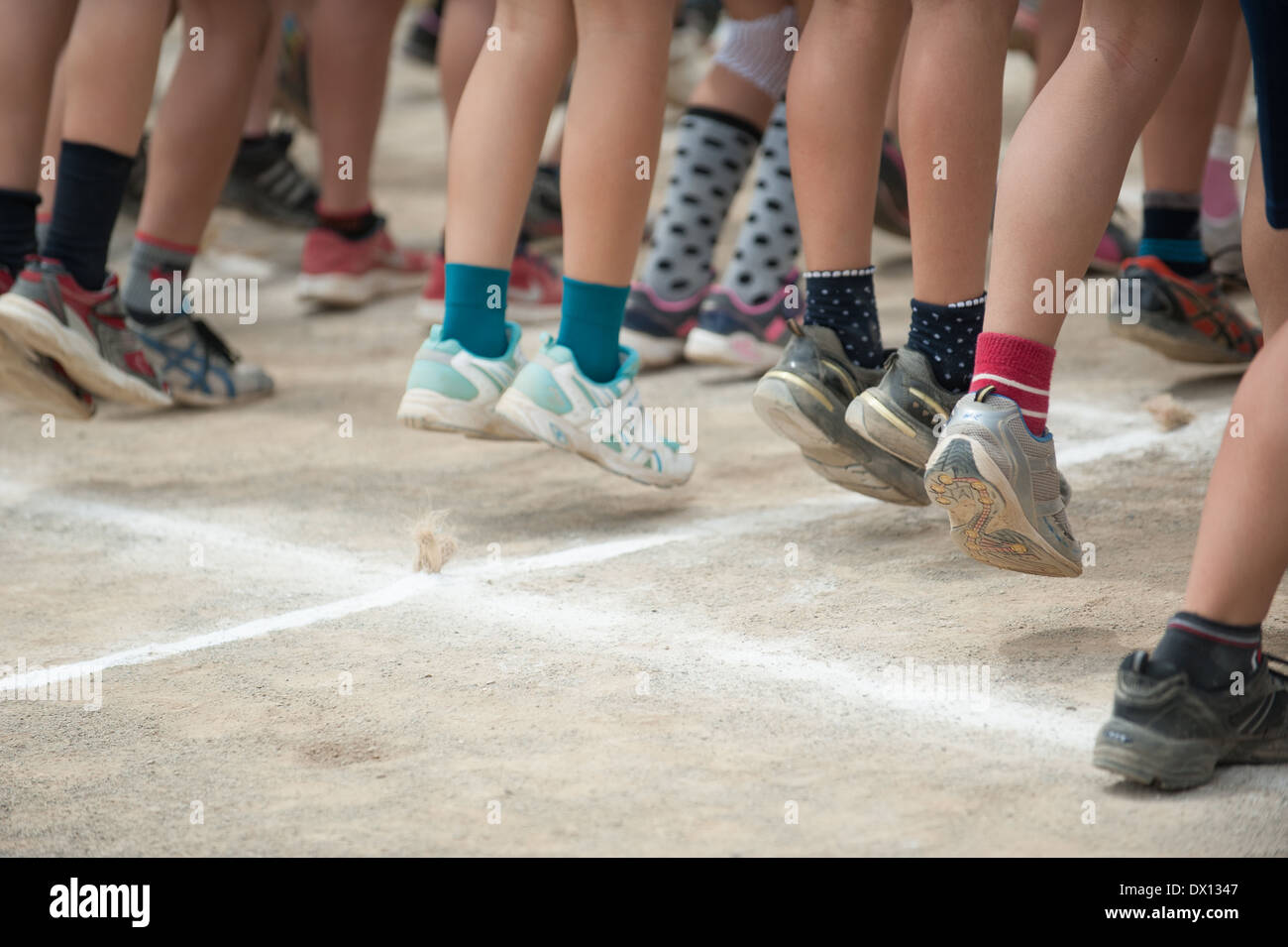 Kids jumping nel corso di giapponese scuola elementare la giornata dello sport a Tokyo in Giappone Foto Stock