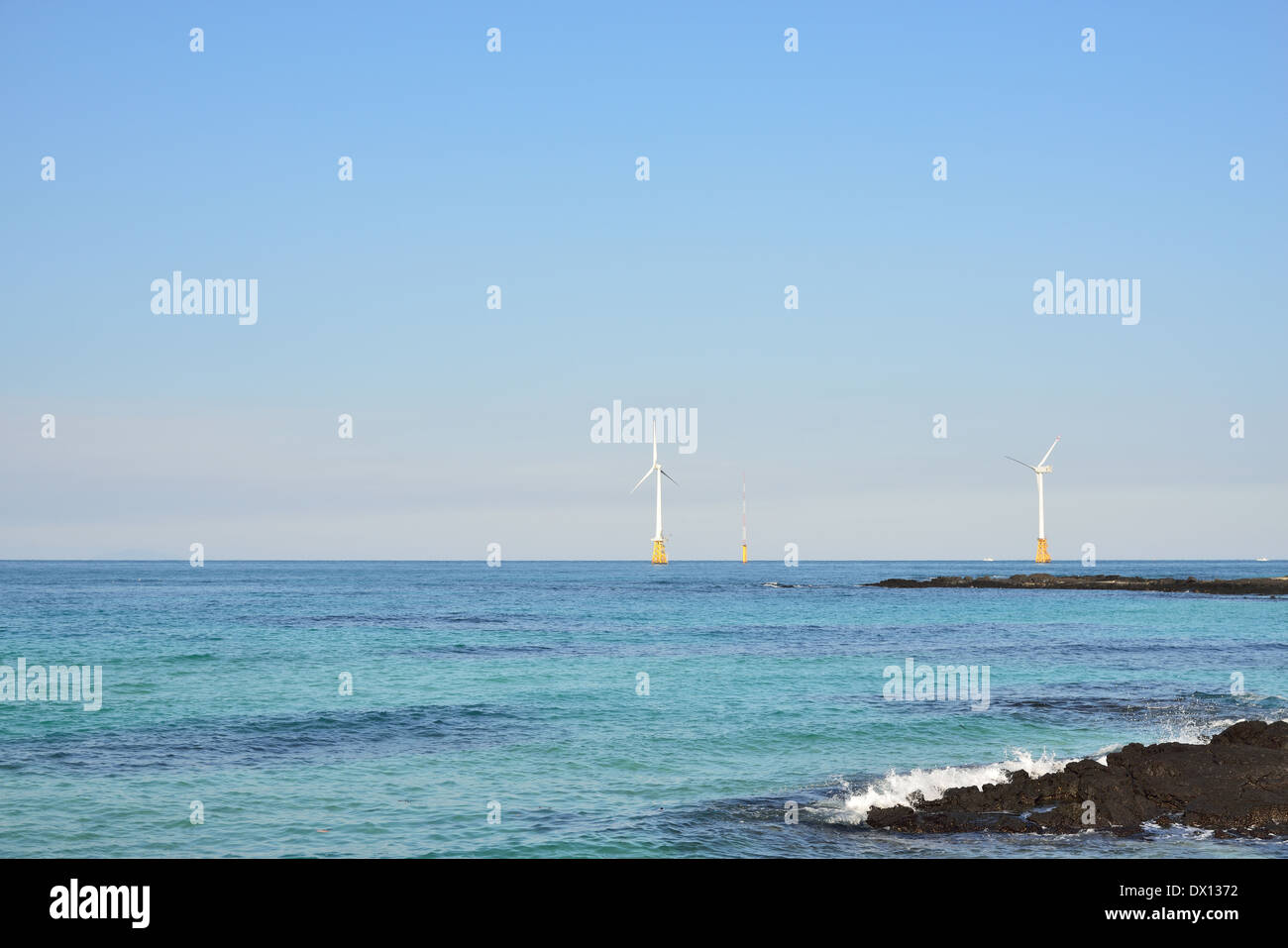 Il potere di vento generatori in mare, Jeju Island Foto Stock