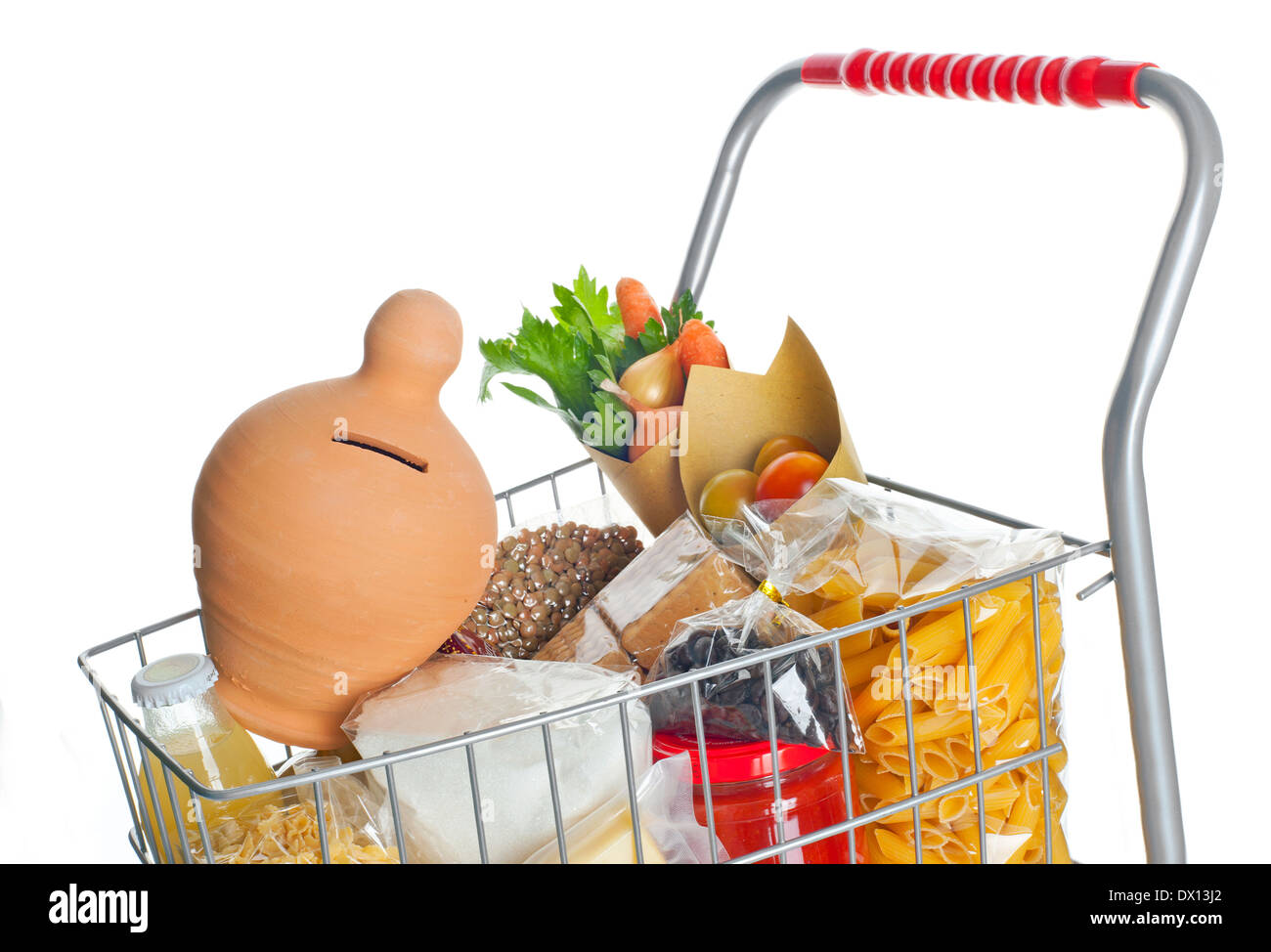 Carrello spesa pieno con scatola di denaro e di prodotti alimentari su sfondo bianco Foto Stock