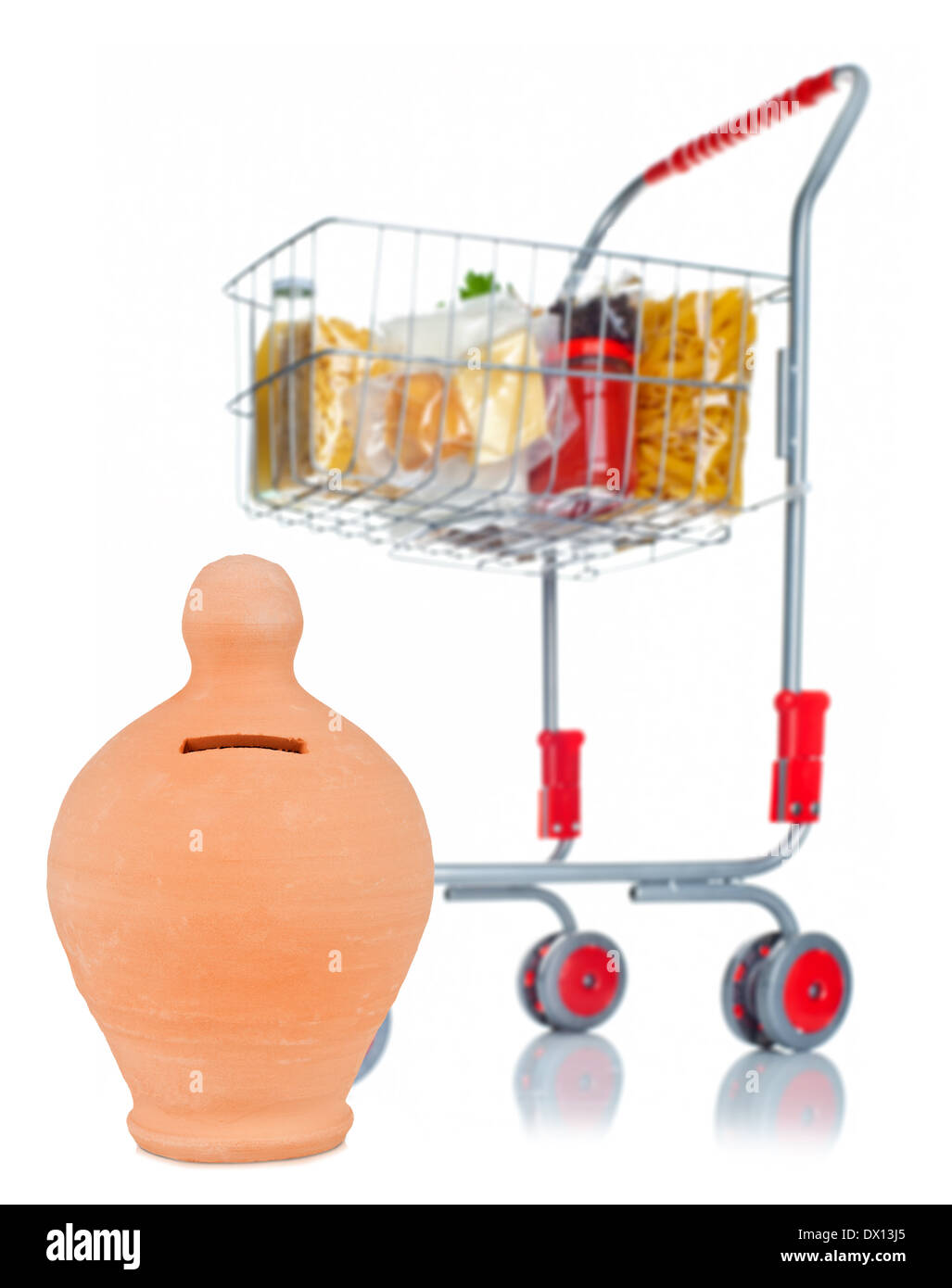 Carrello spesa pieno con scatola di denaro e di prodotti alimentari su sfondo bianco Foto Stock
