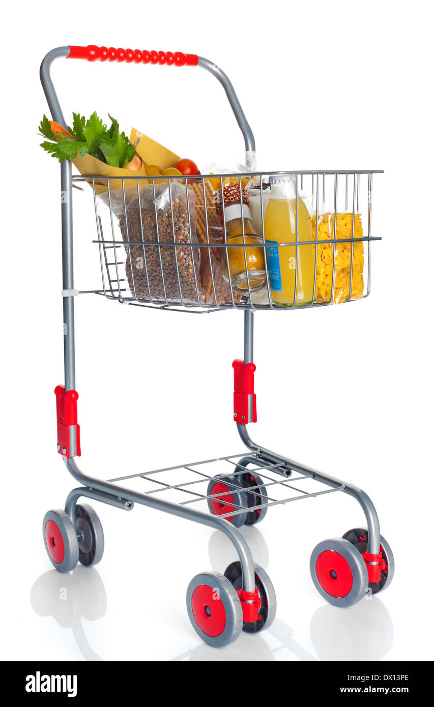 Carrello pieno di prodotti alimentari su sfondo bianco Foto Stock