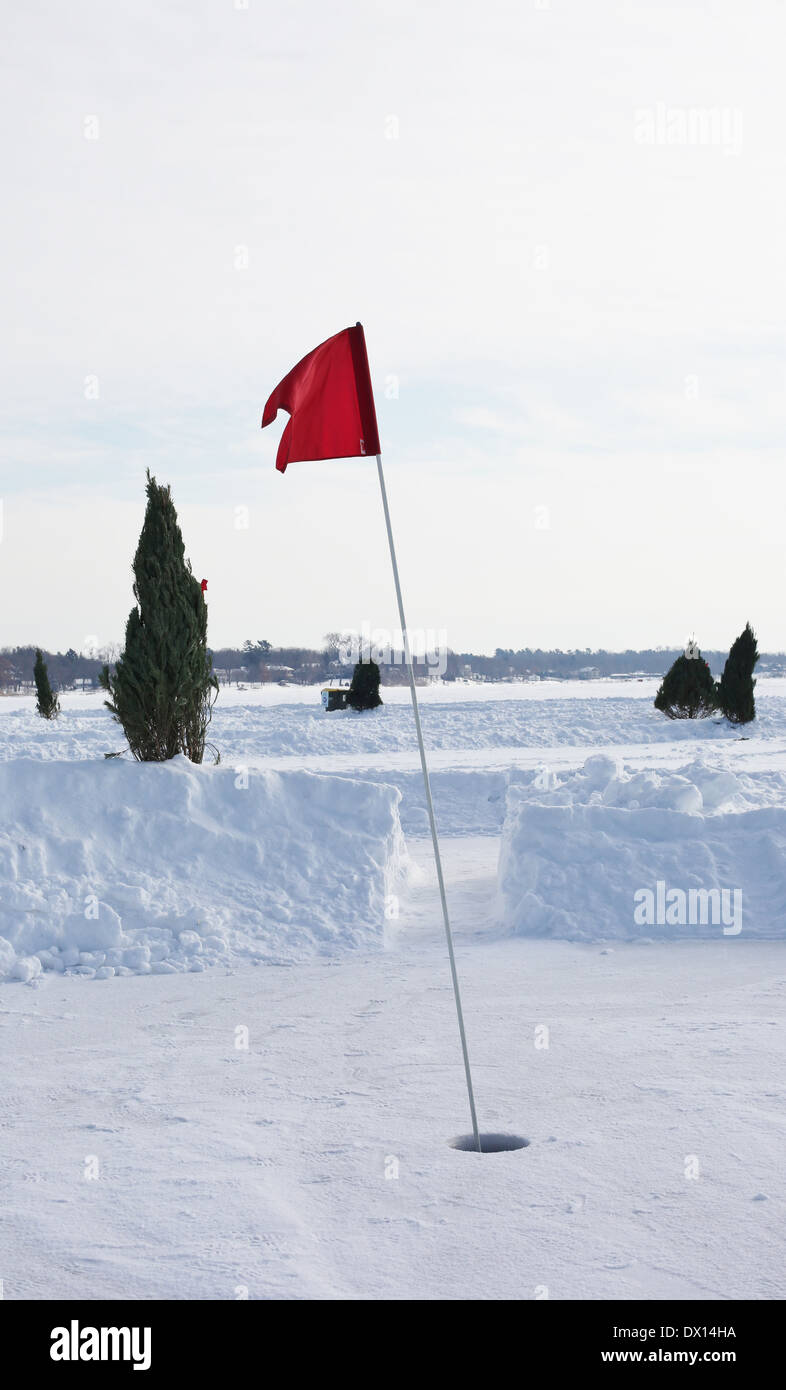 Un foro su un campo da golf di ghiaccio su congelati White Bear Lake in Minnesota. Foto Stock