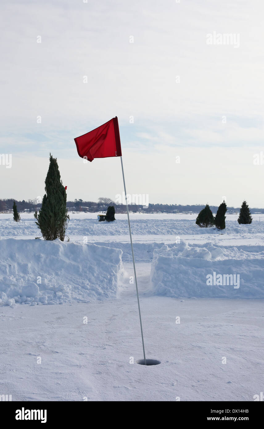 Un foro su un campo da golf di ghiaccio su congelati White Bear Lake in Minnesota. Foto Stock