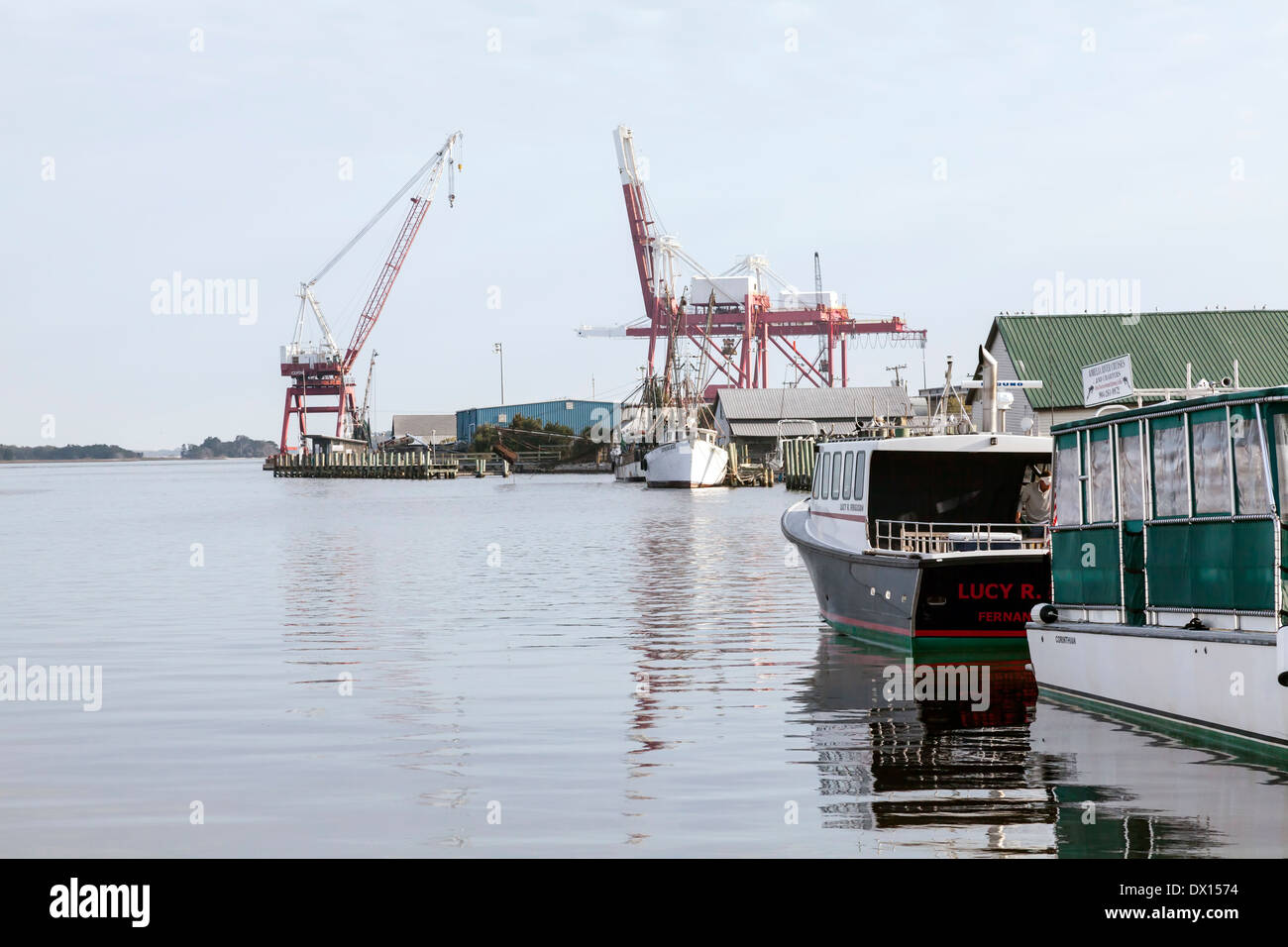 Quay e gru del porto situato in Fernandina Beach porto e molo, STATI UNITI D'AMERICA. Foto Stock