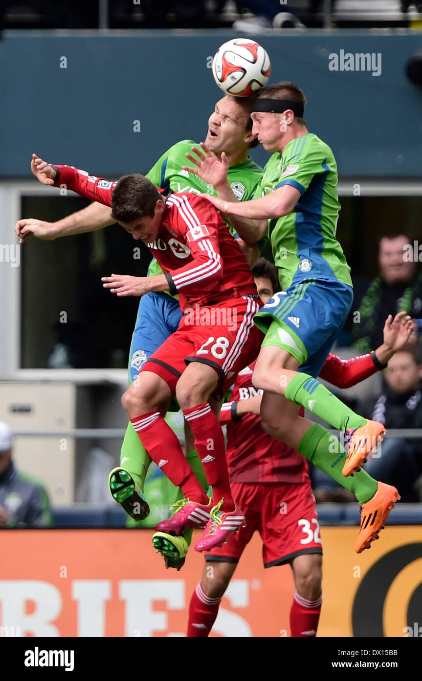Seattle, Washington, Stati Uniti d'America. 16 Mar, 2014. Marzo 15, 2014. Sirene di Seattle FC defender Dylan Remick #15 e Toronto FC defender Mark Bloom #28 battaglia per una testata sul campo CenturyLink a Seattle, WA. Toronto FC sconfigge Seattle sirene FC 2 - 1 .George Holland/Cal Sport Media/Alamy Live News Foto Stock