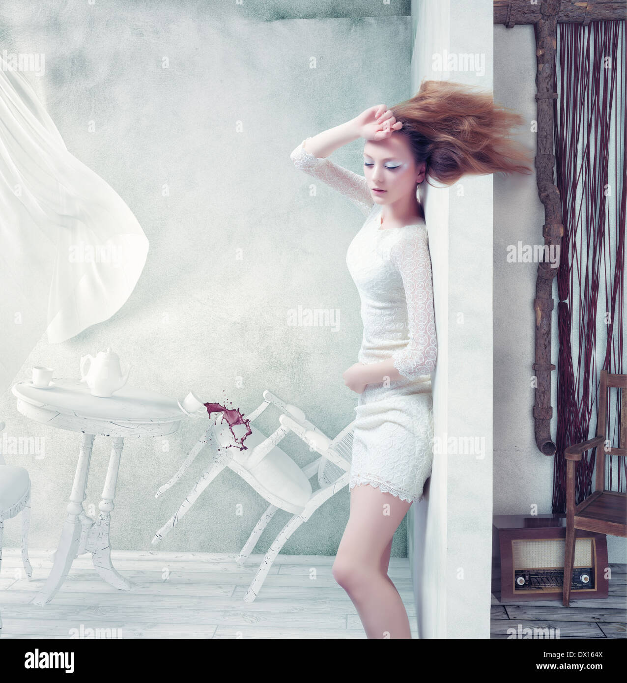 Bella donna in corrispondenza della parete, ventoso. concetto creativo Foto Stock