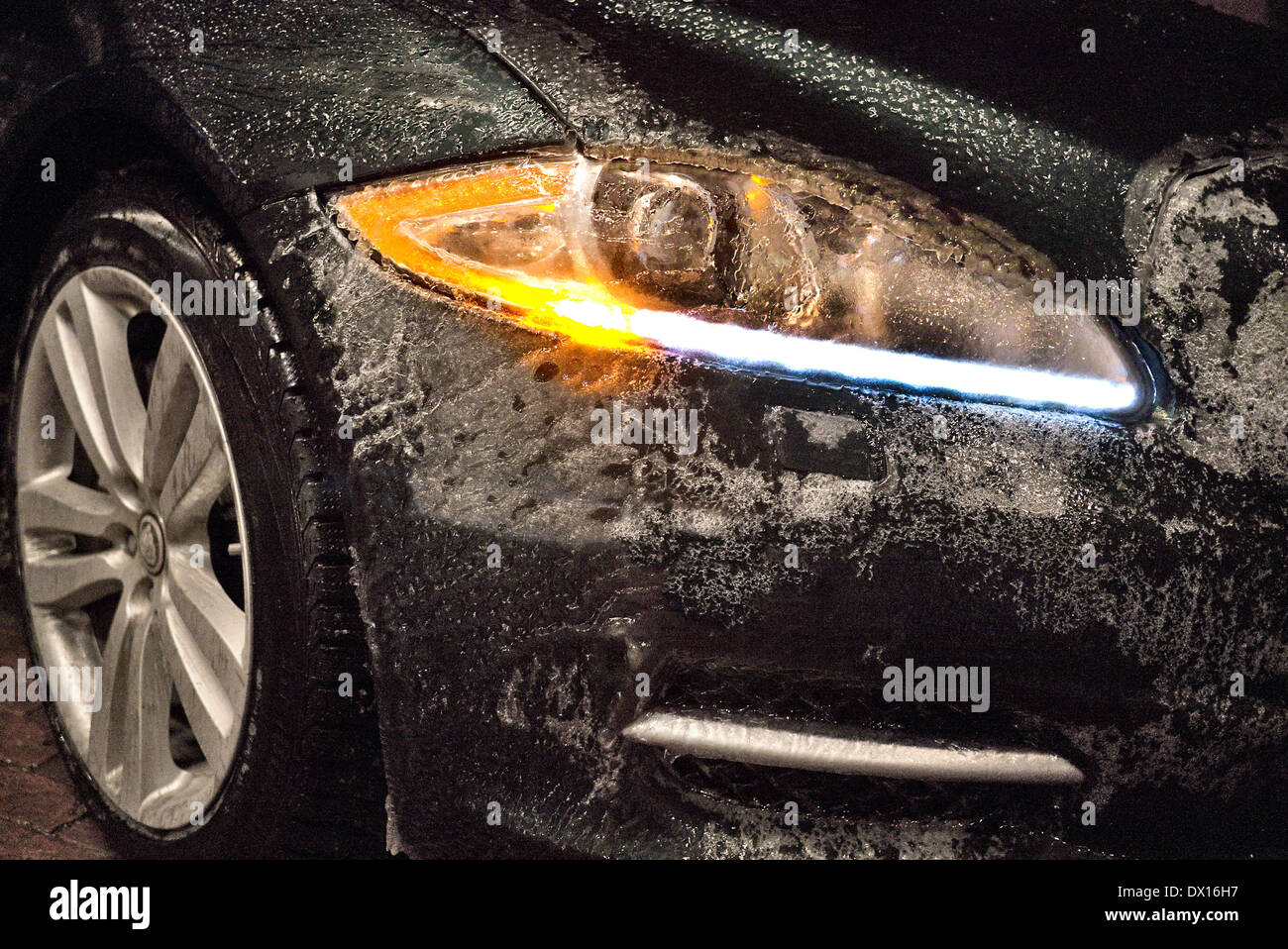 Jaguar XJ 4x4. Dopo un inverno rigido la parte anteriore della vettura ricoperto di ghiaccio. Foto Stock