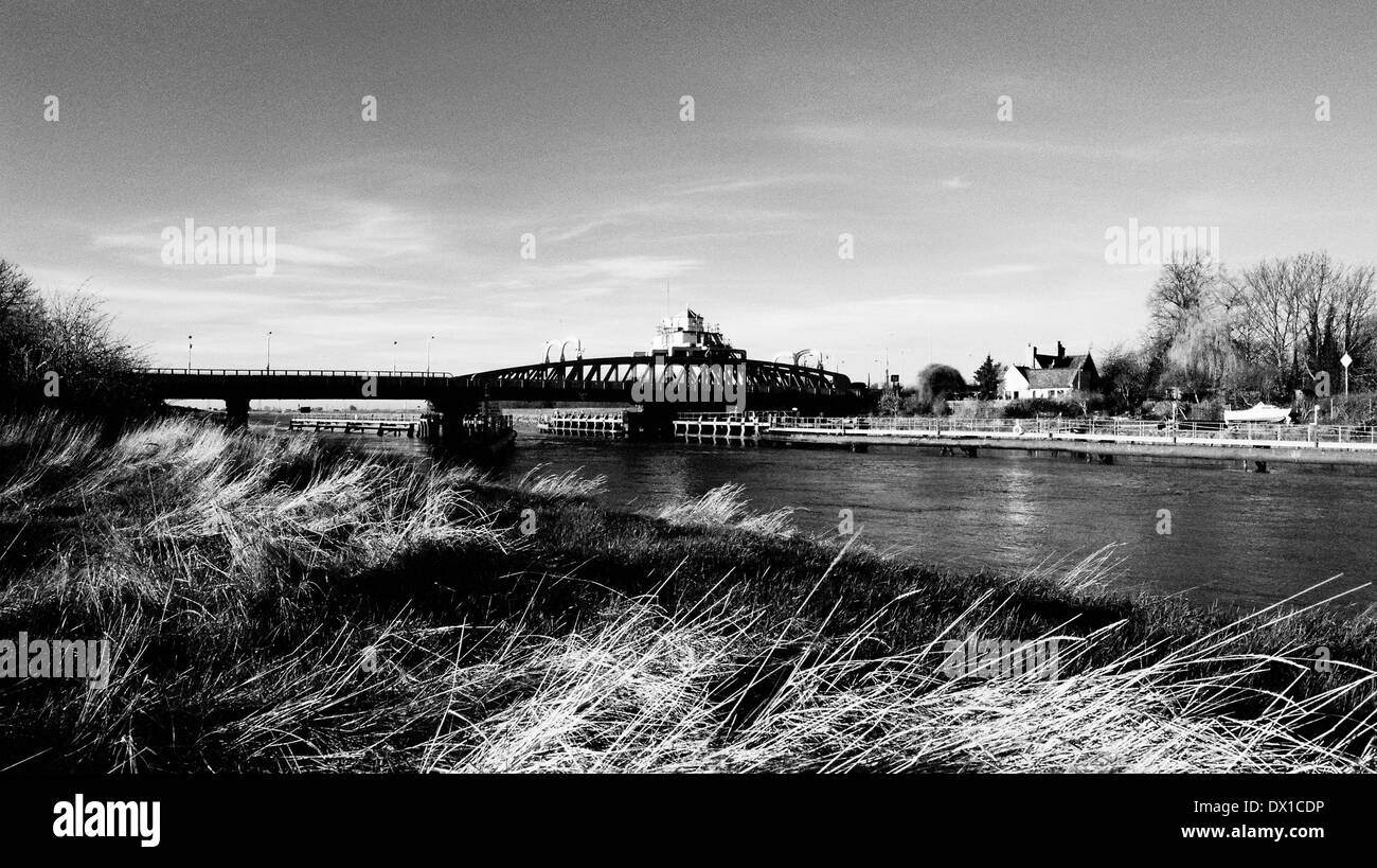 Sutton ponte sopra il fiume Nene, Lincolnshire. Il ponte può essere ruotata in apertura per consentire alle navi, pilota di barche e yacht attraverso Foto Stock