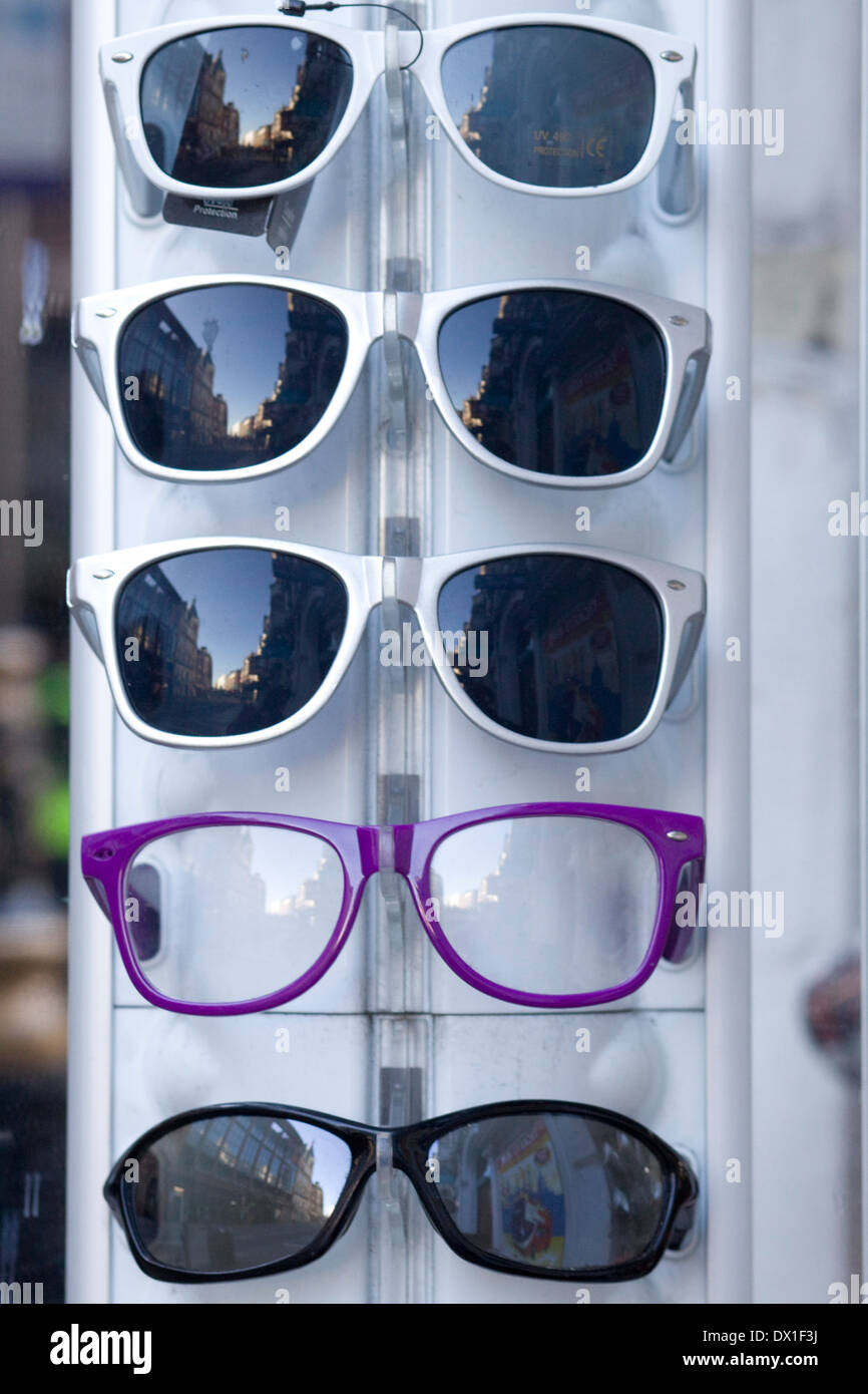 Ferrovia piena di occhiali da sole in vendita a Londra Foto Stock