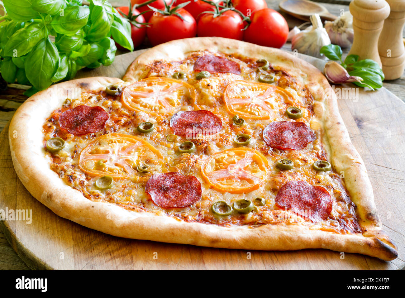 Pizza forma di cuore con formaggio e pomodoro su schede madri vintage Foto  stock - Alamy