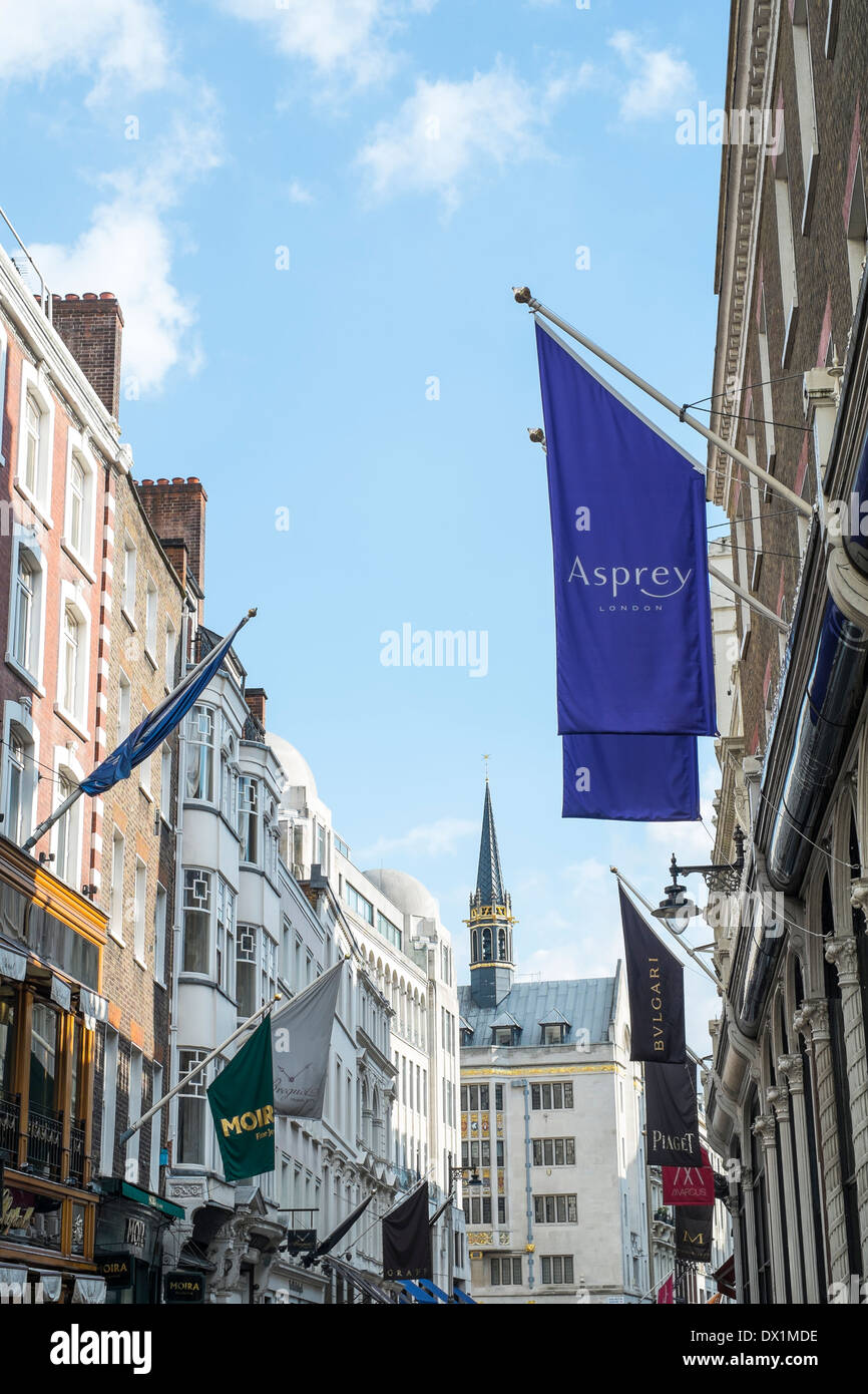 LONDON, Regno Unito - 14 Marzo: fila di banner per il famoso e costosi negozi di New Bond Street. Marzo 01, 2014 a Londra. Foto Stock