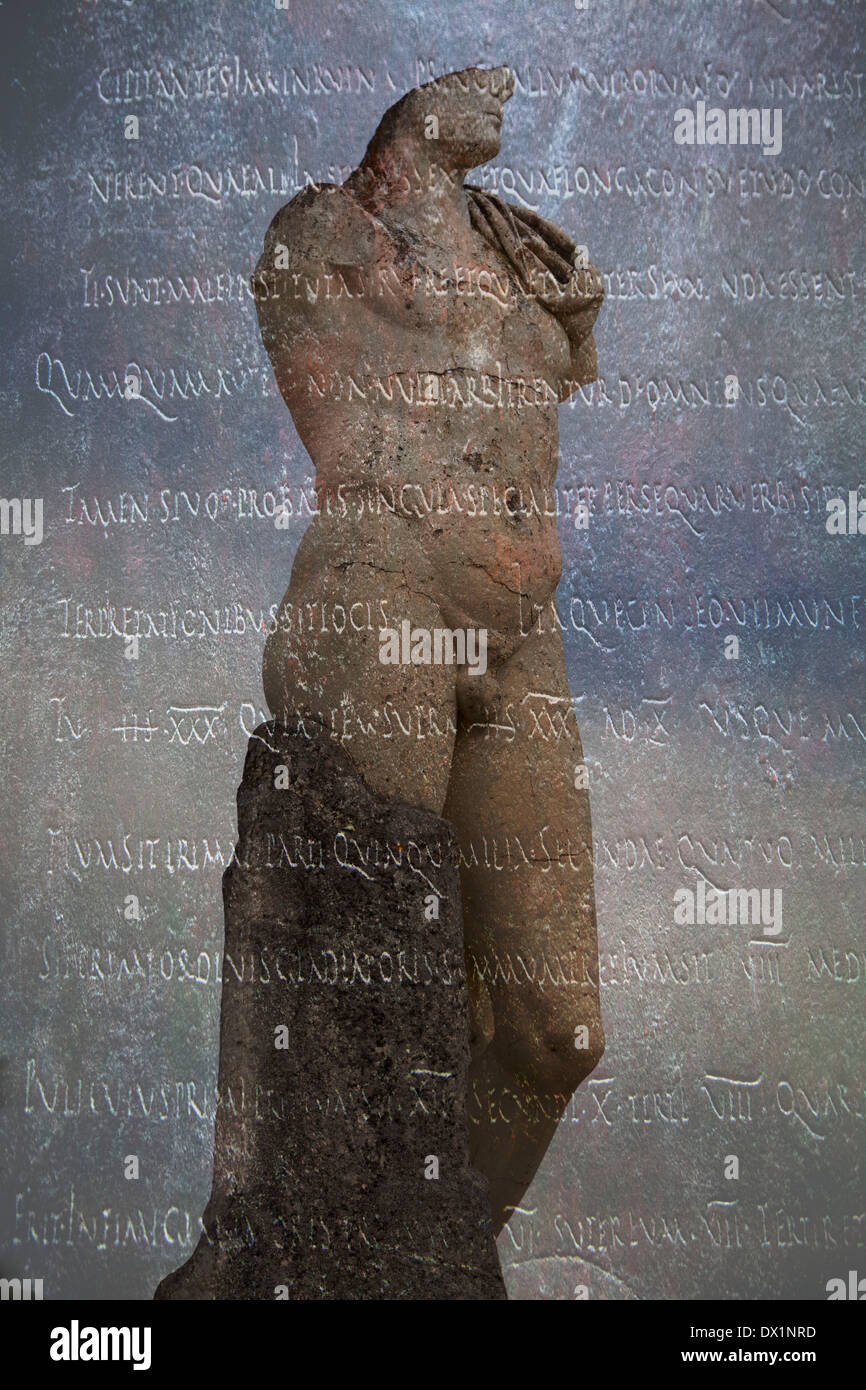 Statua romana a Italica, l'architettura romana sito vicino a Siviglia Spagna stratificati con iscrizione in latino. Foto Stock